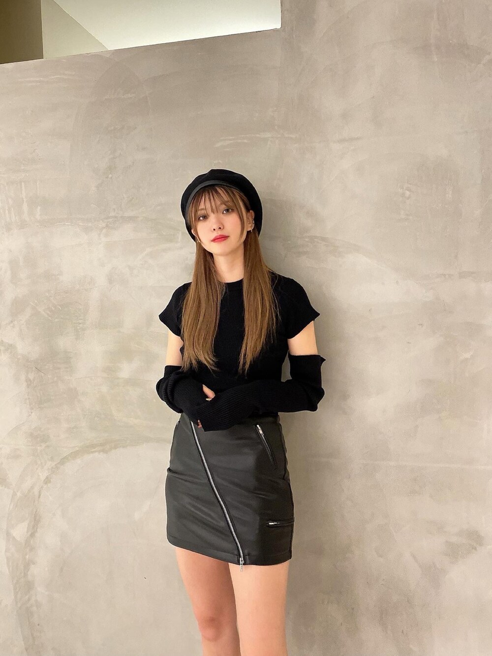 「ENVYM、envym_staff、ENVYMコーデ、シンプルコーデ、ブラックコーデ、秋、オトナ女子、厚底シューズ、ローファー×靴下、レザースカート、アームウォーマー、タイトスカート、秋のコーデ、ベレー帽、カジュアルコーデ」｜「ENVYMのパイピングベレー（ハンチング/ベレー帽、ブラック系）」を使った、MYUさん（レディース・165cm）の秋コーディネートの4枚目の写真