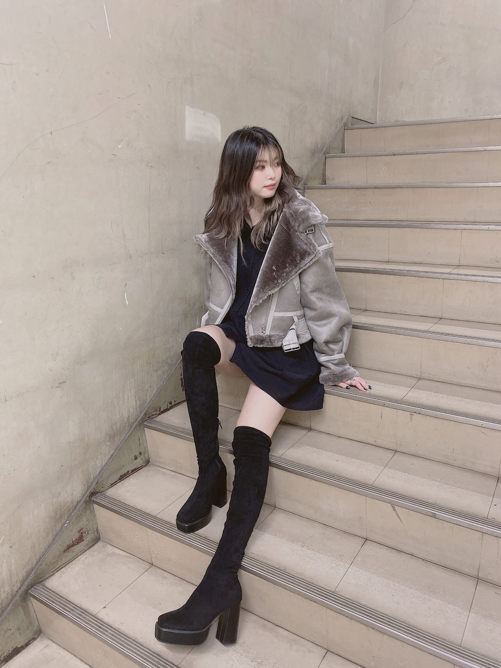 「ENVYM、ENVYMコーデ、envym_staff、ニーハイブーツ、おしゃれさんと繋がりたい、大人カジュアル、ムートンコート、ファーコート、ワンピース、シャツコーデ、シンプル、冬コーデ、ショート丈アウター、ボンバージャケット、カジュアル」｜「ENVYMのＡラインシャツＯＰ（ワンピース、ブラック系）」を使った、MYUさん（レディース・165cm）の秋コーディネートの2枚目の写真