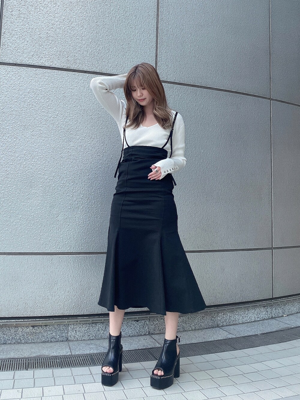 「ENVYM、envym_staff、マーメイドスカート、ENVYMコーデ、キレイめコーデ、サロペットスカート、春コーデ、ロングスカート、厚底シューズ、モノトーンコーデ、シンプルコーデ、高身長女子、おしゃれさんと繋がりたい、モード、トレンドファッション」｜「ENVYMのＨＷマーメイドロングスカート（スカート、ブラック系）」を使った、MYUさん（レディース・165cm）の冬コーディネートの4枚目の写真