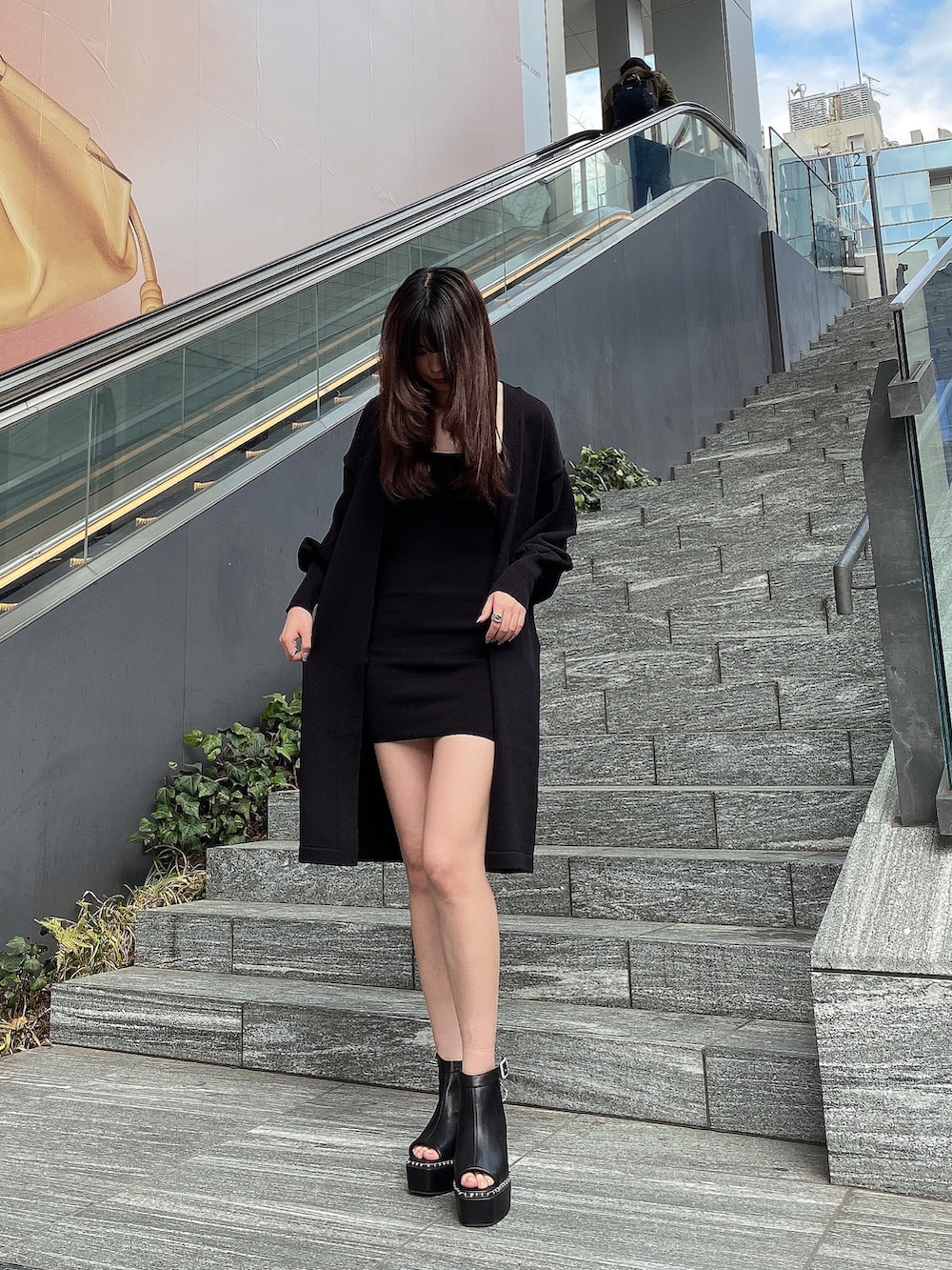 「ENVYM、envym_staff、ENVYMコーデ、シンプル、シンプルコーデ、オールブラック、キャミワンピ、カーティガン、厚底サンダル、春服デビュー宣言、大人カジュアル」｜「ENVYMのステッチブーティー（ブーツ、ブラック系）」を使った、MYUさん（レディース・165cm）の春コーディネートの2枚目の写真