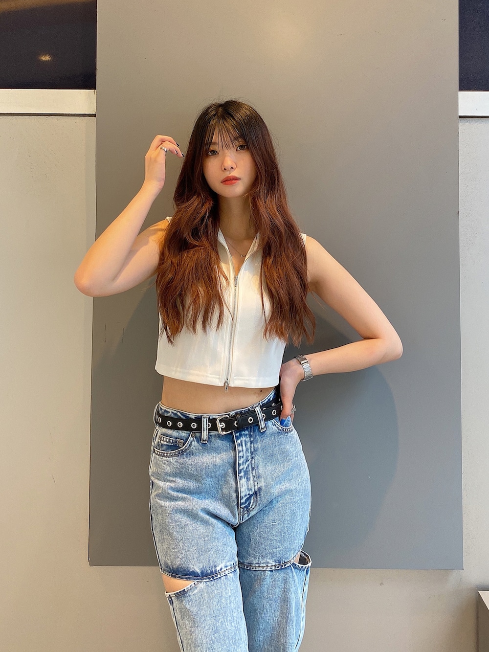 ブルー系のデニムパンツ、ブラック系のサンダル、ホワイト系のTシャツ/カットソーを着用したレディースの夏コーディネートの3枚目の写真