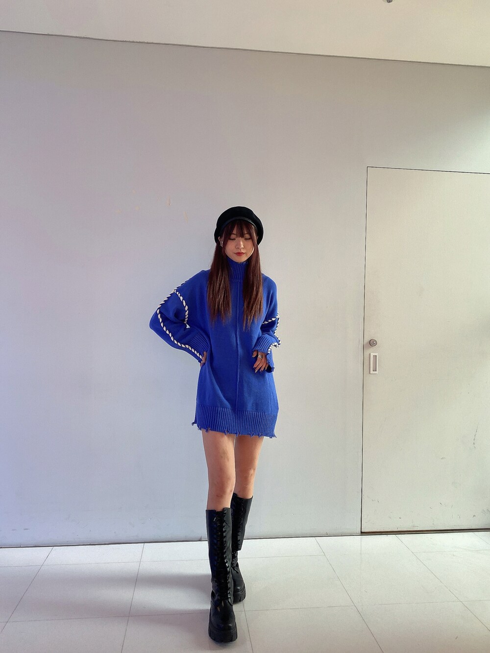 ブルー系のワンピース、ブラック系のブーツ、ブラック系のハンチング/ベレー帽を着用したレディースの秋コーディネートの3枚目の写真