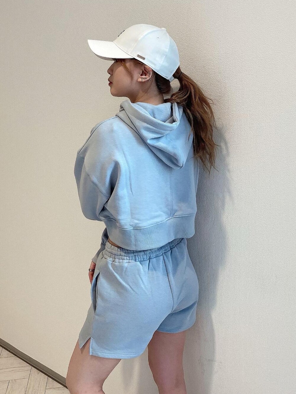 「ENVYM、envym_staff、ENVYMコーデ、春服、セットアップ、スウエット、春カラー、サイドゴアブーツ、キャップ、キャップ女子、カラーコーデ、ブルー、カジュアルコーデ、パーカー、シンプル」｜「ENVYMのＥ ＣＡＰ（キャップ、ブラック系）」を使った、MYUさん（レディース・165cm）の冬コーディネートの3枚目の写真