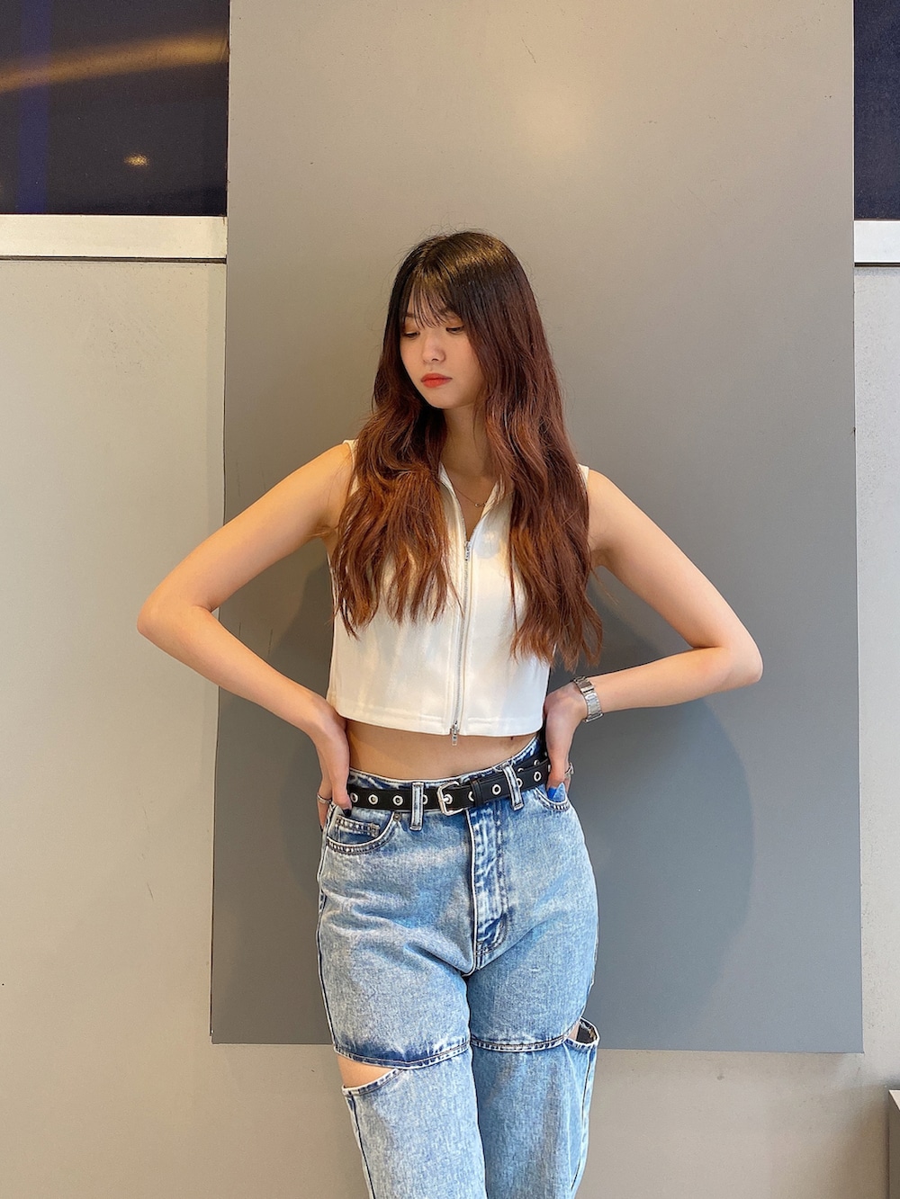 ブルー系のデニムパンツ、ブラック系のサンダル、ホワイト系のTシャツ/カットソーを着用したレディースの夏コーディネートの4枚目の写真