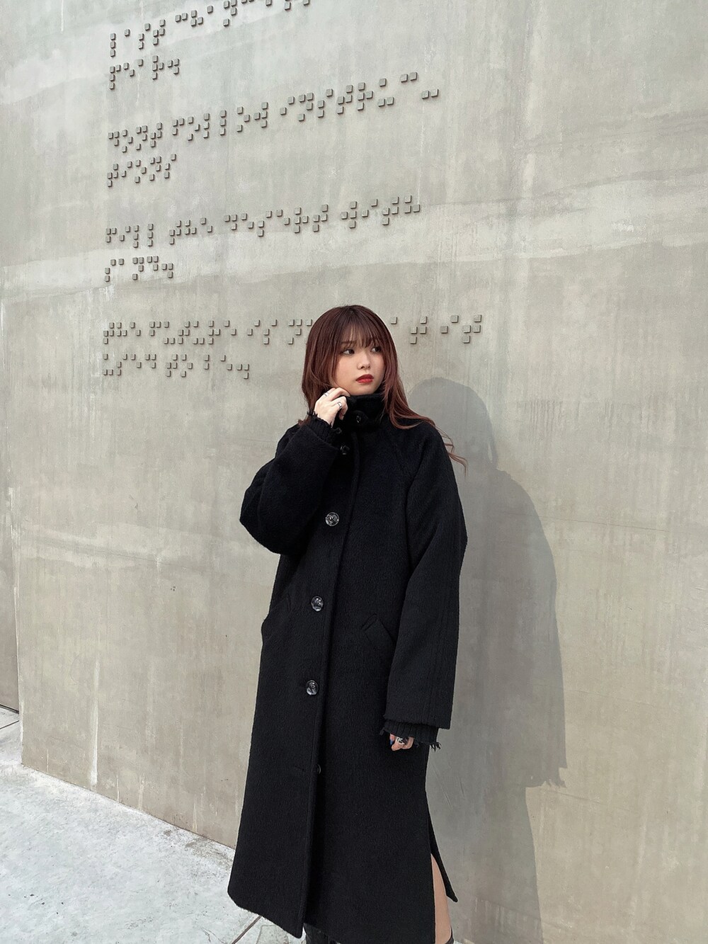 「ENVYM、envym_staff、ENVYMコーデ、大人カジュアル、ロングコート、シャギーコート、ブラックコーデ、ショートブーツ、スリット、大人コーデ」｜「ENVYMのオーバーサイズロングＣＴ（その他アウター、ブラック系）」を使った、MYUさん（レディース・165cm）の秋コーディネートの4枚目の写真