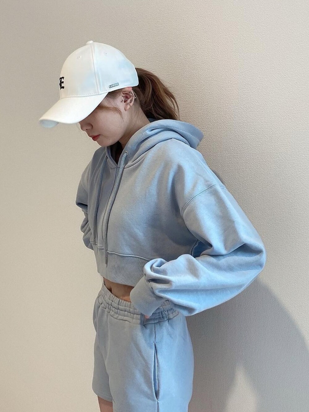 「ENVYM、envym_staff、ENVYMコーデ、春服、セットアップ、スウエット、春カラー、サイドゴアブーツ、キャップ、キャップ女子、カラーコーデ、ブルー、カジュアルコーデ、パーカー、シンプル」｜「ENVYMのＥ ＣＡＰ（キャップ、ブラック系）」を使った、MYUさん（レディース・165cm）の冬コーディネートの2枚目の写真