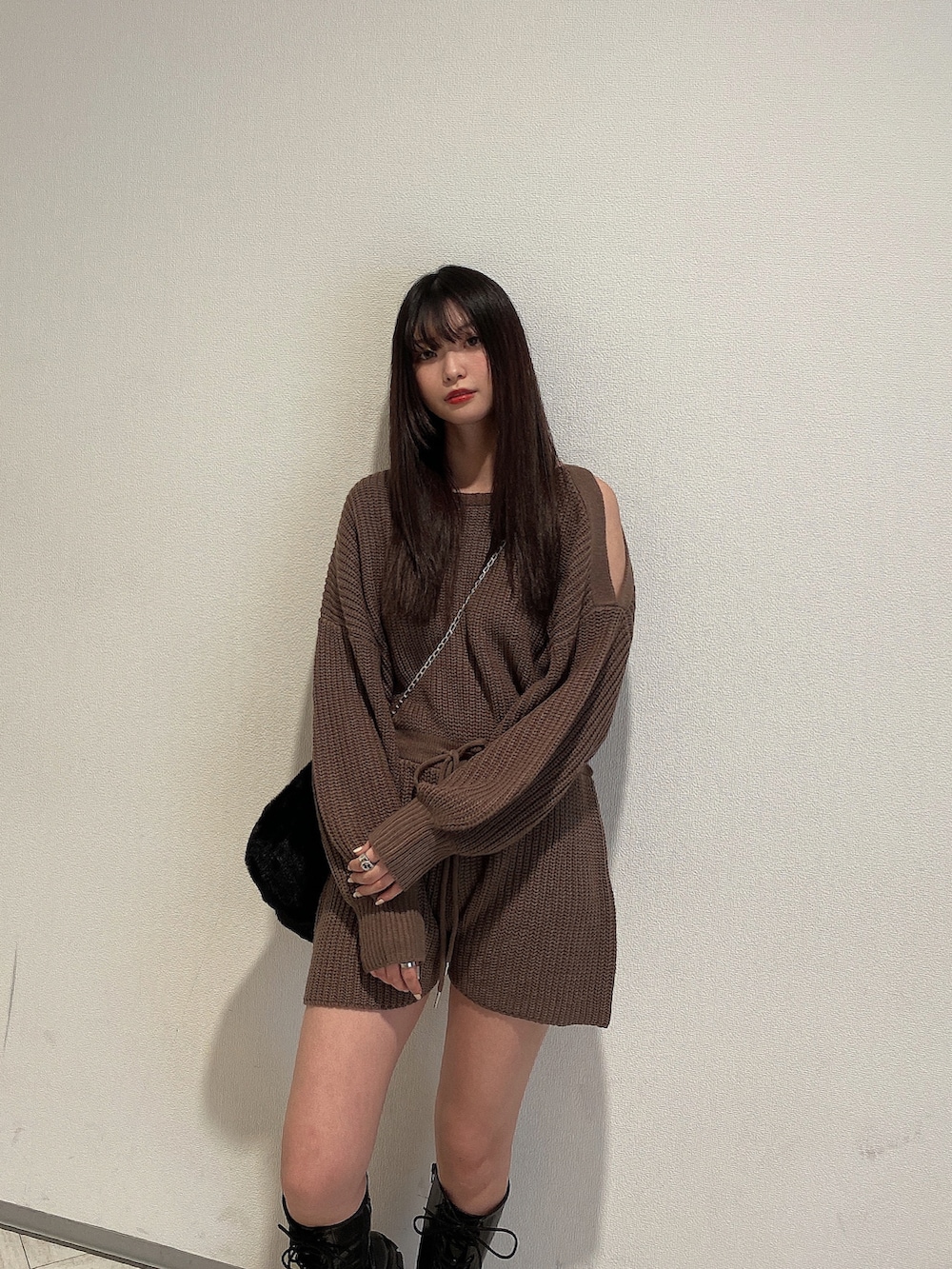 「ENVYM、envym_staff、ENVYMコーデ、オールインワン、ファーバッグ、ファー小物、ロングブーツ、レースアップシューズ、大人カジュアル、シンプルスタイル」｜「ENVYMのショルダーオープンコンビネゾン（つなぎ/オールインワン、ベージュ系）」を使った、MYUさん（レディース・165cm）の冬コーディネートの4枚目の写真