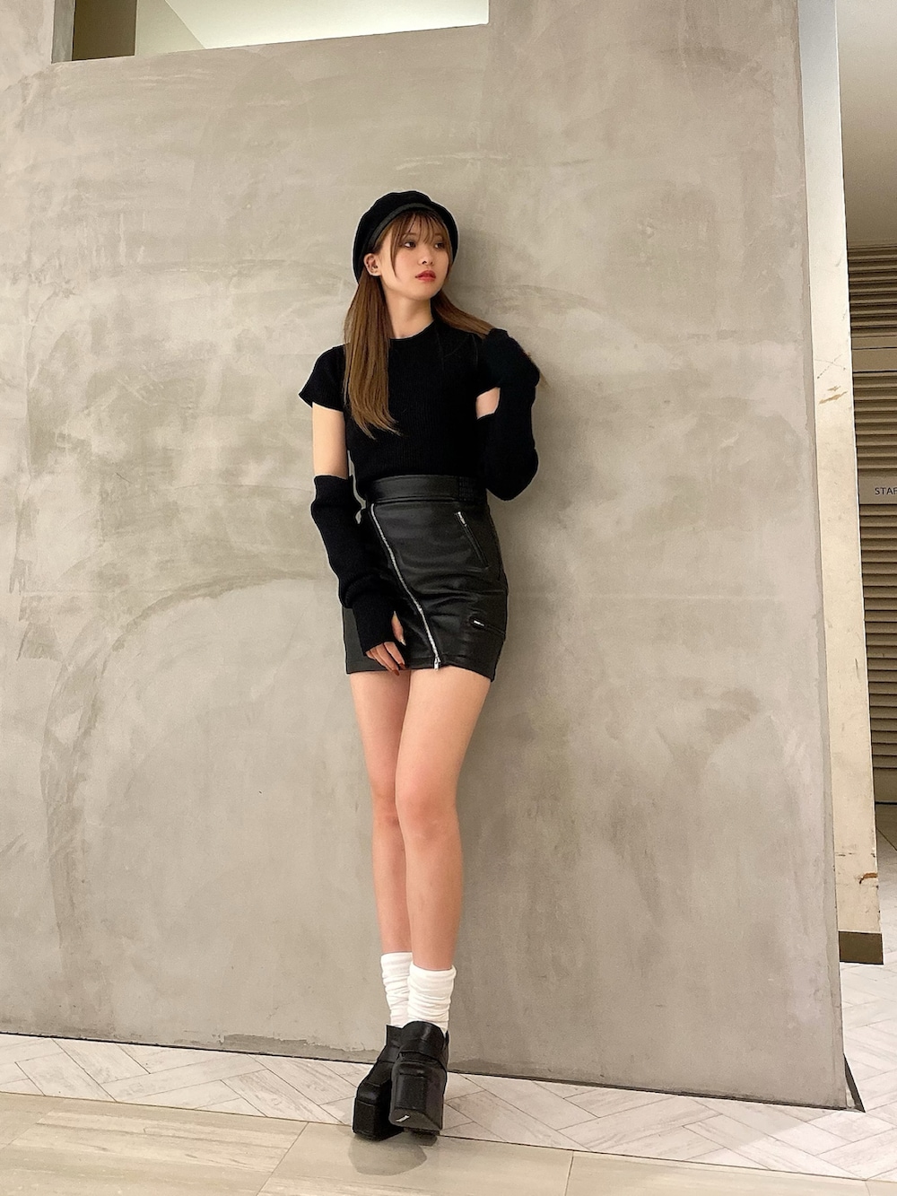 「ENVYM、envym_staff、ENVYMコーデ、シンプルコーデ、ブラックコーデ、秋、オトナ女子、厚底シューズ、ローファー×靴下、レザースカート、アームウォーマー、タイトスカート、秋のコーデ、ベレー帽、カジュアルコーデ」｜「ENVYMのパイピングベレー（ハンチング/ベレー帽、ブラック系）」を使った、MYUさん（レディース・165cm）の秋コーディネートの2枚目の写真