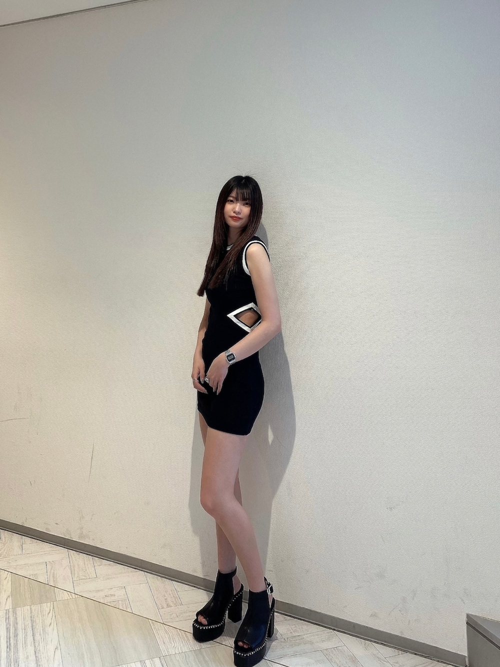 「ENVYM、envym_staff、ENVYMコーデ、ブラックコーデ、スポーティー、タイトワンピース、ミニワンピ、カッティング、厚底サンダル、シンプルコーデ、春夏コーデ、オトナ女子、黒コーデ」｜「ENVYMのステッチブーティー（ブーツ、ブラック系）」を使った、MYUさん（レディース・165cm）の春コーディネートの2枚目の写真
