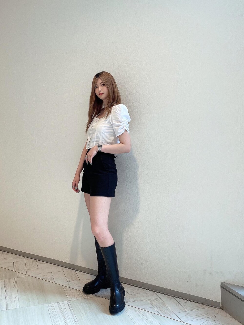 ホワイト系のシャツ/ブラウス、ブラック系のその他パンツ、ブラック系のブーツを着用したレディースの夏コーディネートの2枚目の写真