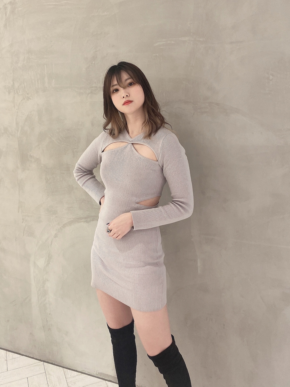 「ENVYM、envym_staff、ENVYMコーデ、きれいめカジュアル、ワンピース、ワンピースコーデ、ニットワンピース、ミニ丈、ニーハイブーツ、淡色コーデ、おしゃれさんと繋がりたい、大人コーデ」｜「ENVYMのデコルテカッティングＫｎｉｔ ＯＰ（ワンピース、グレー系）」を使った、MYUさん（レディース・165cm）の冬コーディネートの2枚目の写真