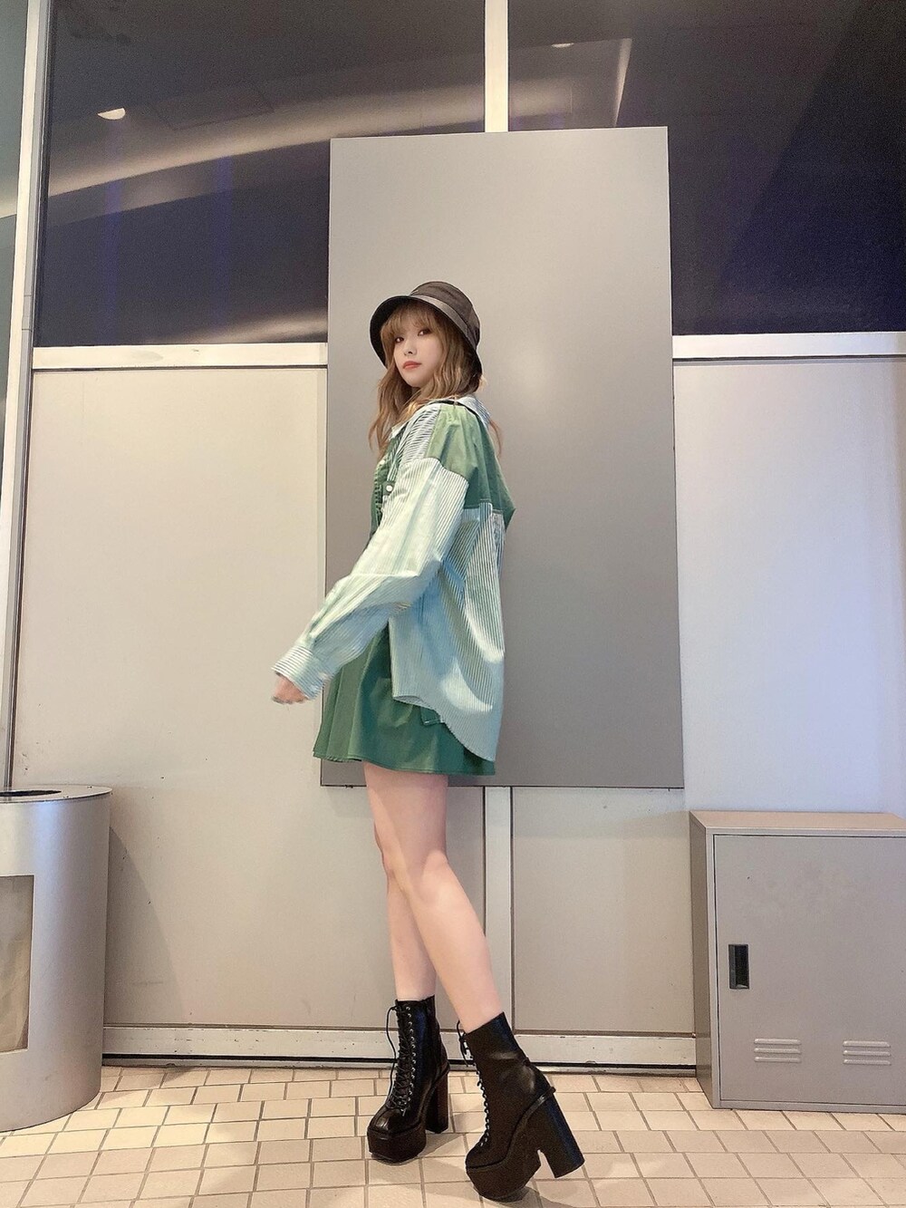 「ENVYM、envym_staff、ENVYMコーデ、お洒落さんとつながりたい、春、カジュアルコーデ、バケットハット、グリーン、セットアップ、シャツスタイル、厚底シューズ、シンプル、ミニワンピ、いいね、save、フォローお願いします🤑、カラー×コーデ」｜「ENVYMのスウィッチングバケットハット（キャップ、ブラック系）」を使った、MYUさん（レディース・165cm）の春コーディネートの2枚目の写真
