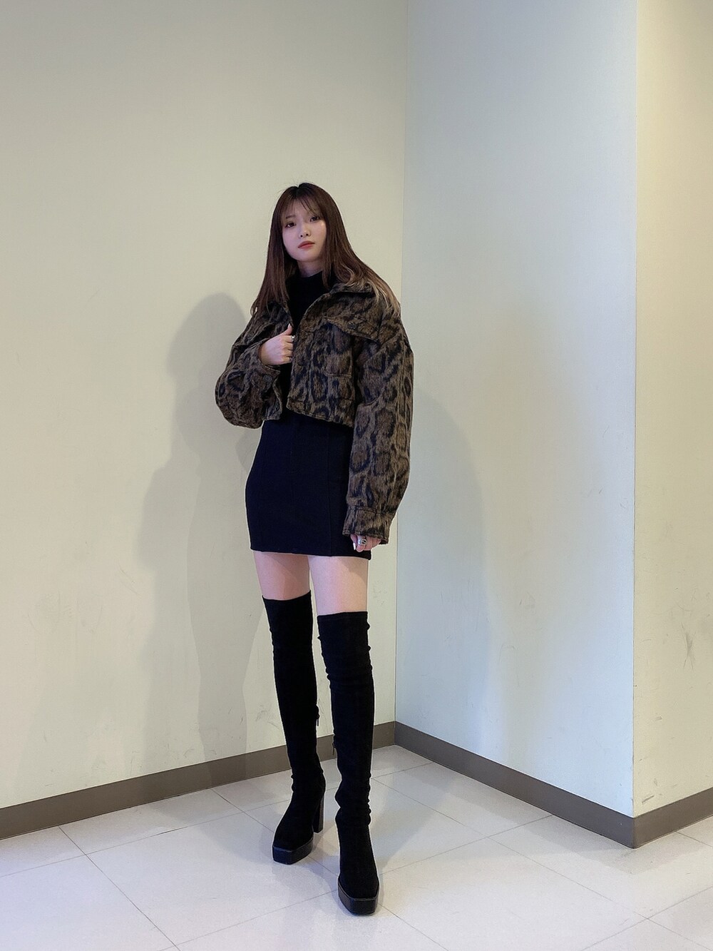 「ENVYM、envym_staff、ENVYMコーデ、クリスマスに着たい服、カジュアルコーデ、ニーハイブーツ、ロングブーツ、ショートジャケット、レオパード、ミニスカート、タイトスカート、ニット、おしゃれさんと繋がりたい、大人コーデ、デート」｜「ENVYMのタンクヒールニーハイブーツ（ブーツ、ブラック系）」を使った、MYUさん（レディース・165cm）の冬コーディネートの4枚目の写真