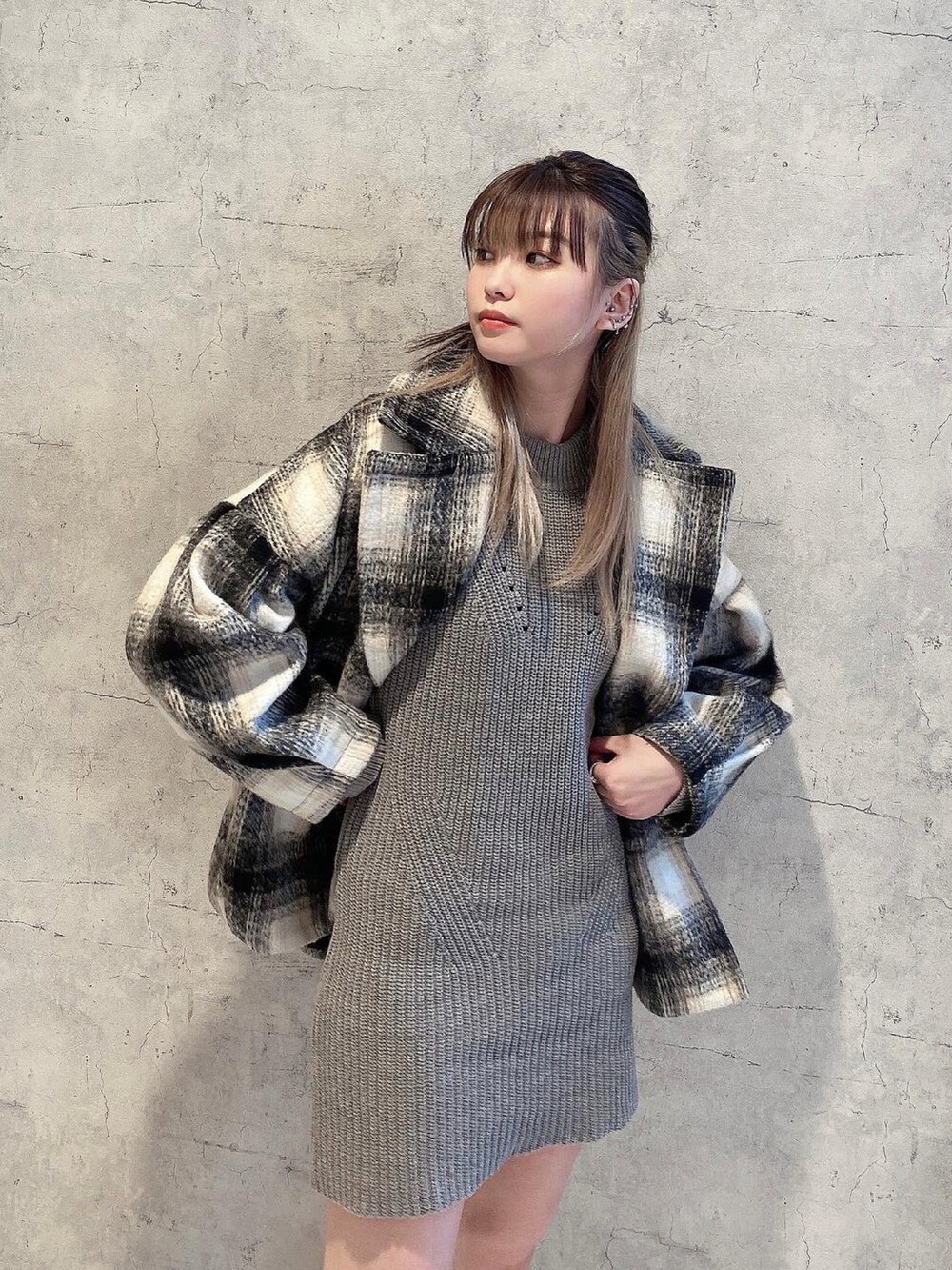 「ENVYM、envym_staff、ENVYMコーデ、クリスマスに着たい服、チェック柄に恋してる、冬コーデ、ビックシルエット、オトナカジュアル、ロングブーツ、ワンピース、ミニ丈、おしゃれさんと繋がりたい、ニットワンピース、シンプル、カジュアルコーデ」｜「ENVYMのタックスリーブコクーンＣＴ（その他アウター、ベージュ系）」を使った、MYUさん（レディース・165cm）の冬コーディネートの5枚目の写真