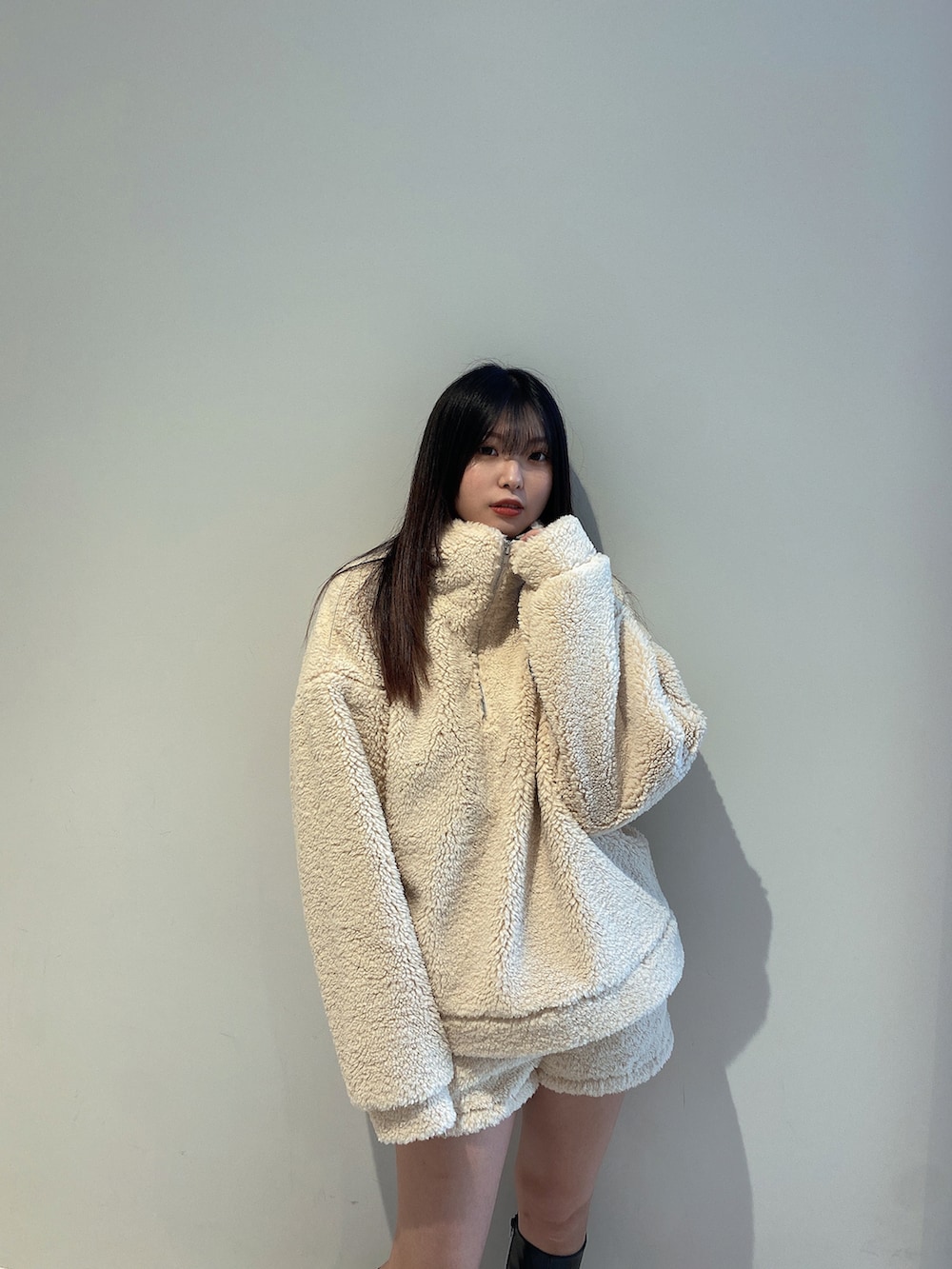 「ENVYM、envym_staff、ENVYMコーデ、ボア、セットアップ、休日スタイル、オトナカジュアル、ゆったりコーデ、ロングブーツ、秋」｜「ENVYMのボアハーフジッププルオーバー（その他トップス、ホワイト系）」を使った、MYUさん（レディース・165cm）の秋コーディネートの2枚目の写真