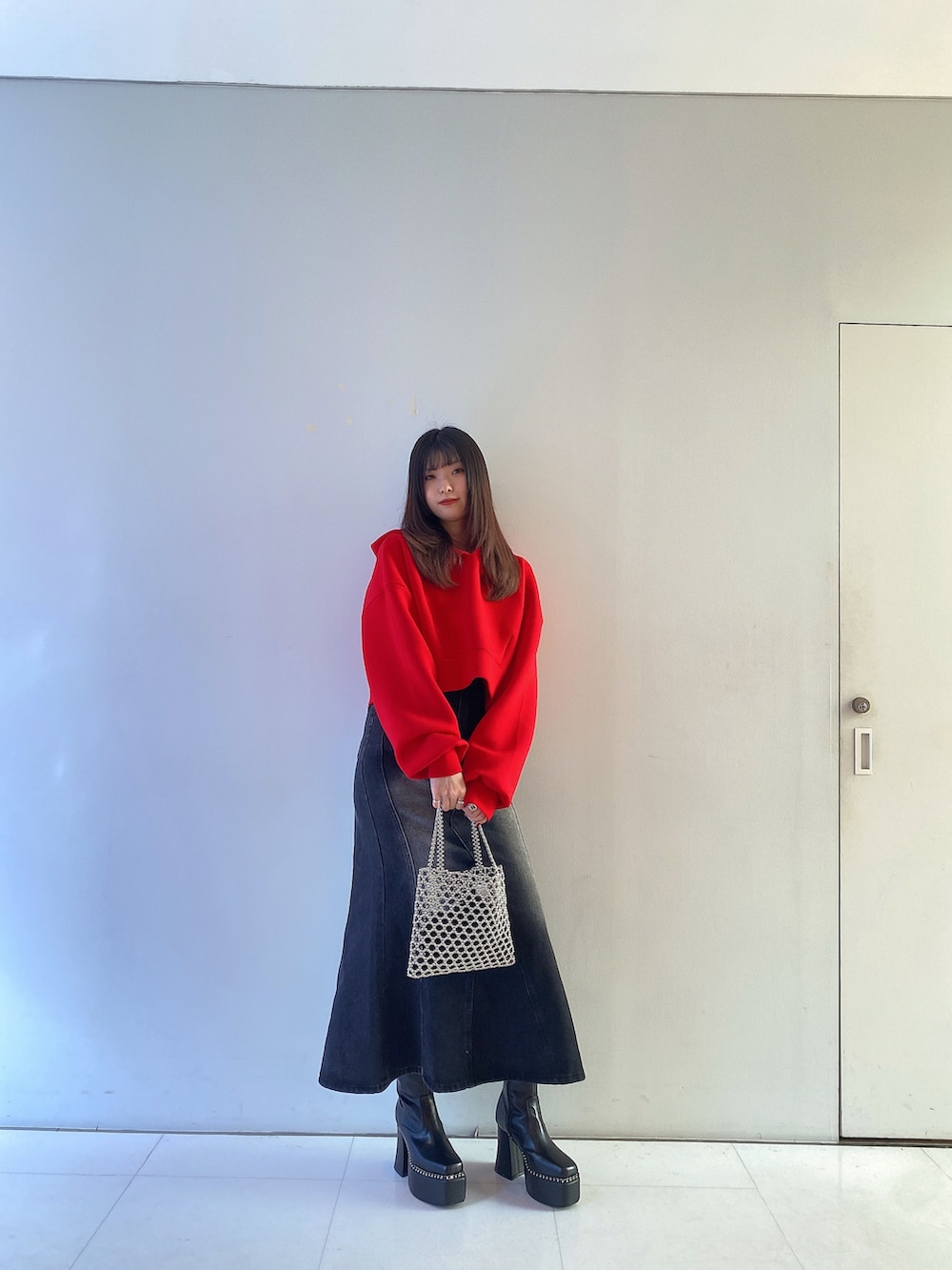 「ENVYM、envym_staff、ENVYMコーデ、パーカー、レッド、デニム、デニムスカート、ロングスカート、ショートブーツ、厚底シューズ、シンプル、ラクチンコーデ、ハンドバッグ」｜「ENVYMのショートルーズフーディー（パーカー、レッド系）」を使った、MYUさん（レディース・165cm）の秋コーディネートの2枚目の写真