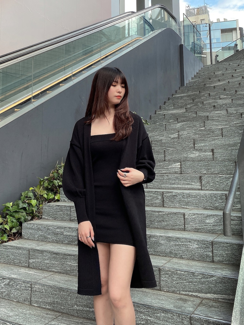 「ENVYM、envym_staff、ENVYMコーデ、シンプル、シンプルコーデ、オールブラック、キャミワンピ、カーティガン、厚底サンダル、春服デビュー宣言、大人カジュアル」｜「ENVYMのステッチブーティー（ブーツ、ブラック系）」を使った、MYUさん（レディース・165cm）の春コーディネートの3枚目の写真
