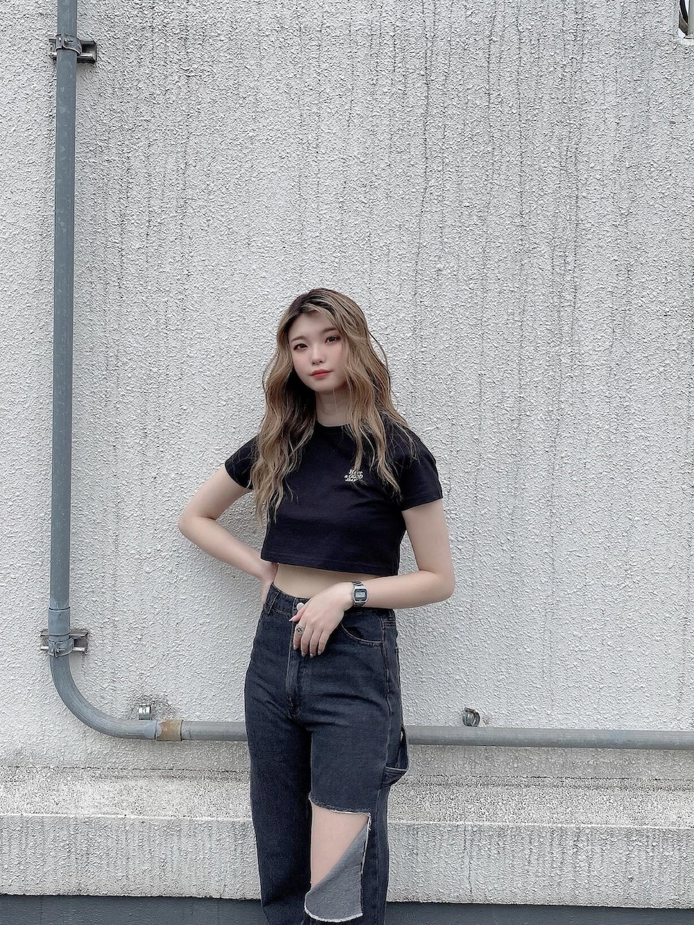 ブラック系のTシャツ/カットソー、ブラック系のデニムパンツ、ブラック系のローファーを着用したレディースの夏コーディネートの3枚目の写真