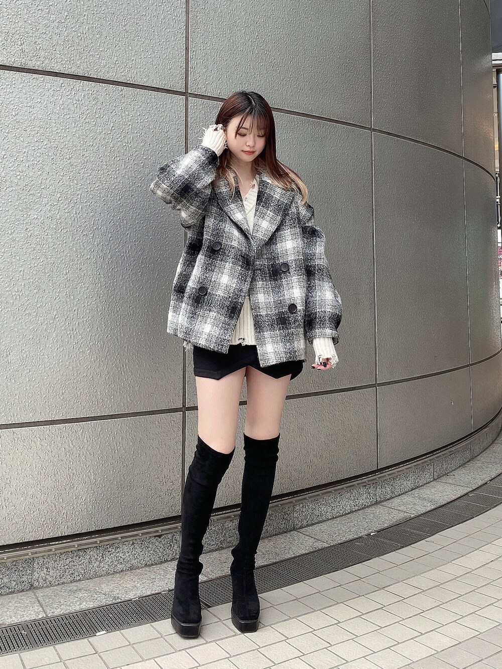 「ENVYM、envym_staff、ENVYMコーデ、冬コーデ、ニーハイブーツ、ロングブーツ、コート、大人カジュアル、ニット、ミニスカート、お洒落さんとつながりたい、大人コーデ、チェック、高身長女子、ビックシルエット」｜「ENVYMのタックスリーブコクーンＣＴ（その他アウター、ベージュ系）」を使った、MYUさん（レディース・165cm）の冬コーディネートの2枚目の写真