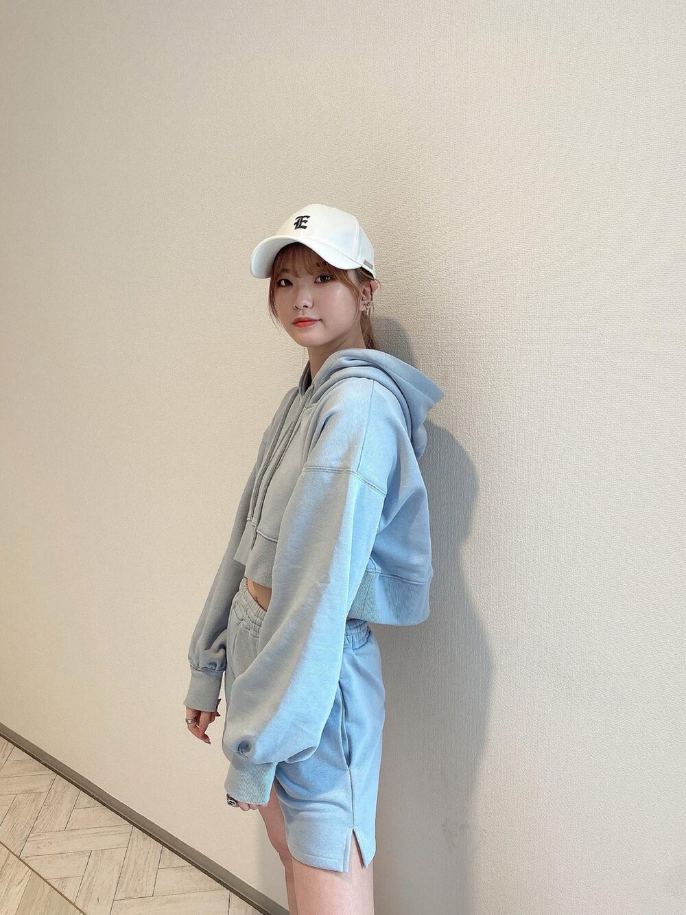 「ENVYM、envym_staff、ENVYMコーデ、春服、セットアップ、スウエット、春カラー、サイドゴアブーツ、キャップ、キャップ女子、カラーコーデ、ブルー、カジュアルコーデ、パーカー、シンプル」｜「ENVYMのＥ ＣＡＰ（キャップ、ブラック系）」を使った、MYUさん（レディース・165cm）の冬コーディネートの4枚目の写真