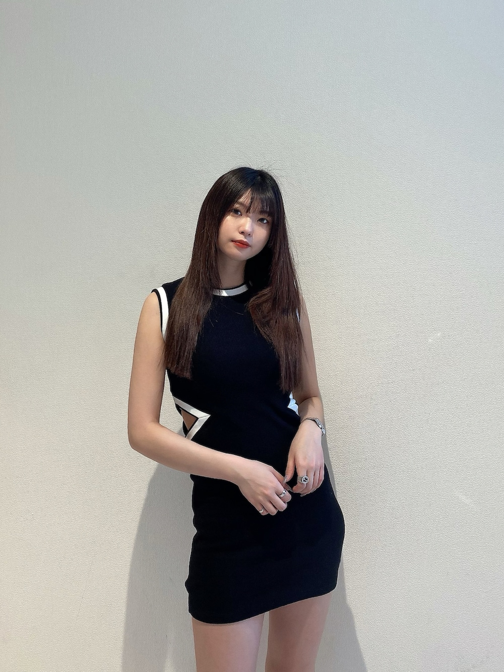 「ENVYM、envym_staff、ENVYMコーデ、ブラックコーデ、スポーティー、タイトワンピース、ミニワンピ、カッティング、厚底サンダル、シンプルコーデ、春夏コーデ、オトナ女子、黒コーデ」｜「ENVYMのステッチブーティー（ブーツ、ブラック系）」を使った、MYUさん（レディース・165cm）の春コーディネートの5枚目の写真