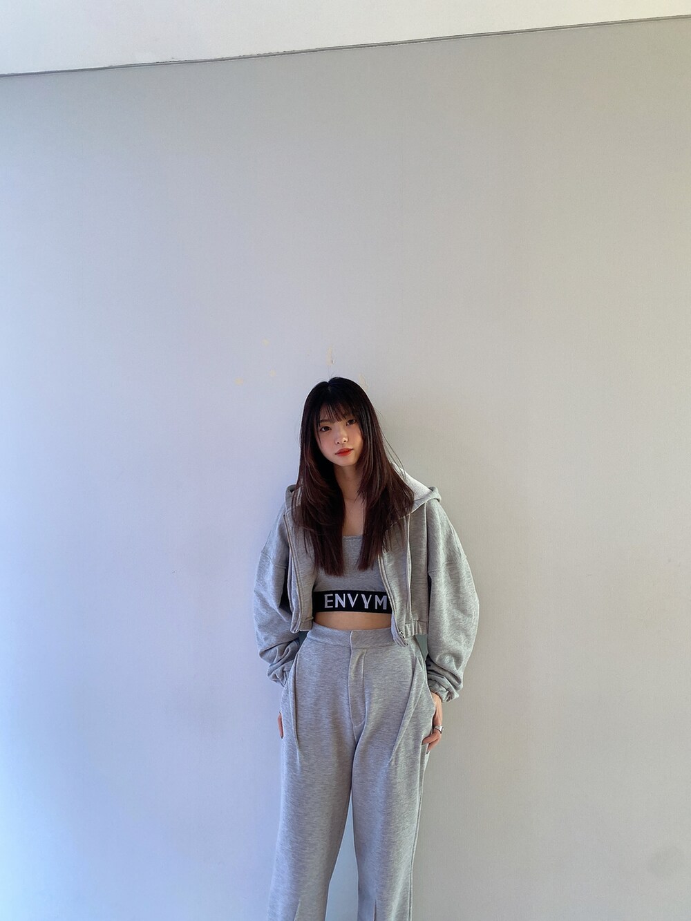 「ENVYM、envym_staff、ENVYMコーデ、オトナカジュアル、タンクトップ、グレー、韓国コーデ、厚底シューズ、セットアップ、スウェット、春、骨格ウェーブ」｜「ENVYMのＥＮＶＹＭロゴタンク（タンクトップ、グレー系）」を使った、MYUさん（レディース・165cm）の春コーディネートの5枚目の写真
