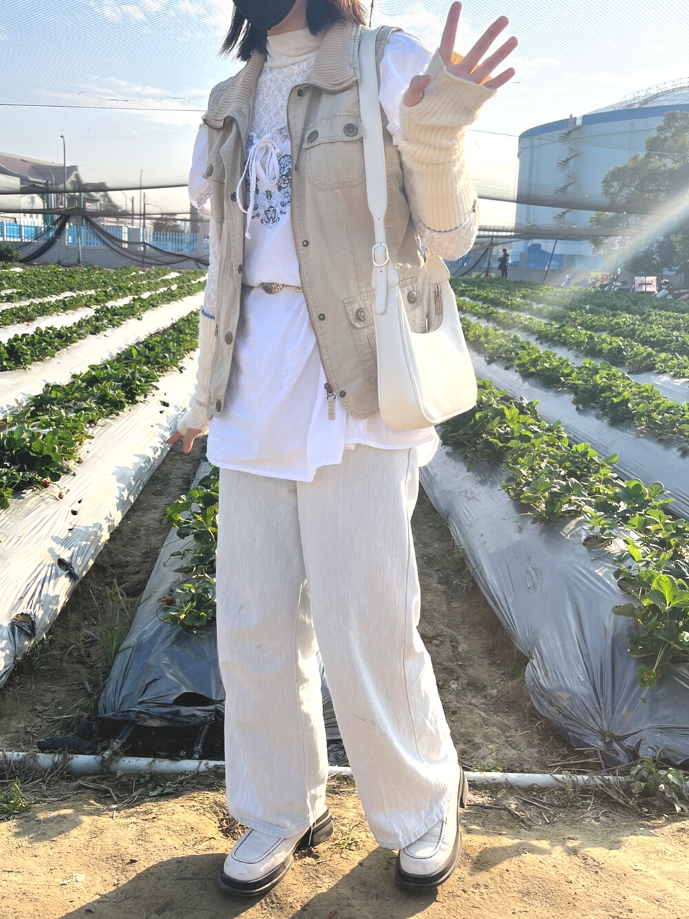 ブルー系のデニムパンツ、ホワイト系のその他シューズを着用したレディースの冬コーディネートの2枚目の写真