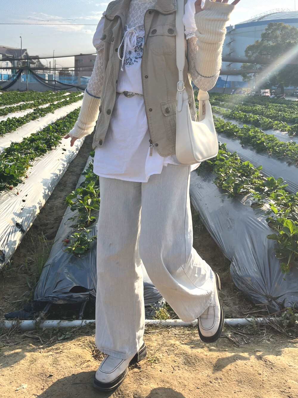 ブルー系のデニムパンツ、ホワイト系のその他シューズを着用したレディースの冬コーディネートの3枚目の写真