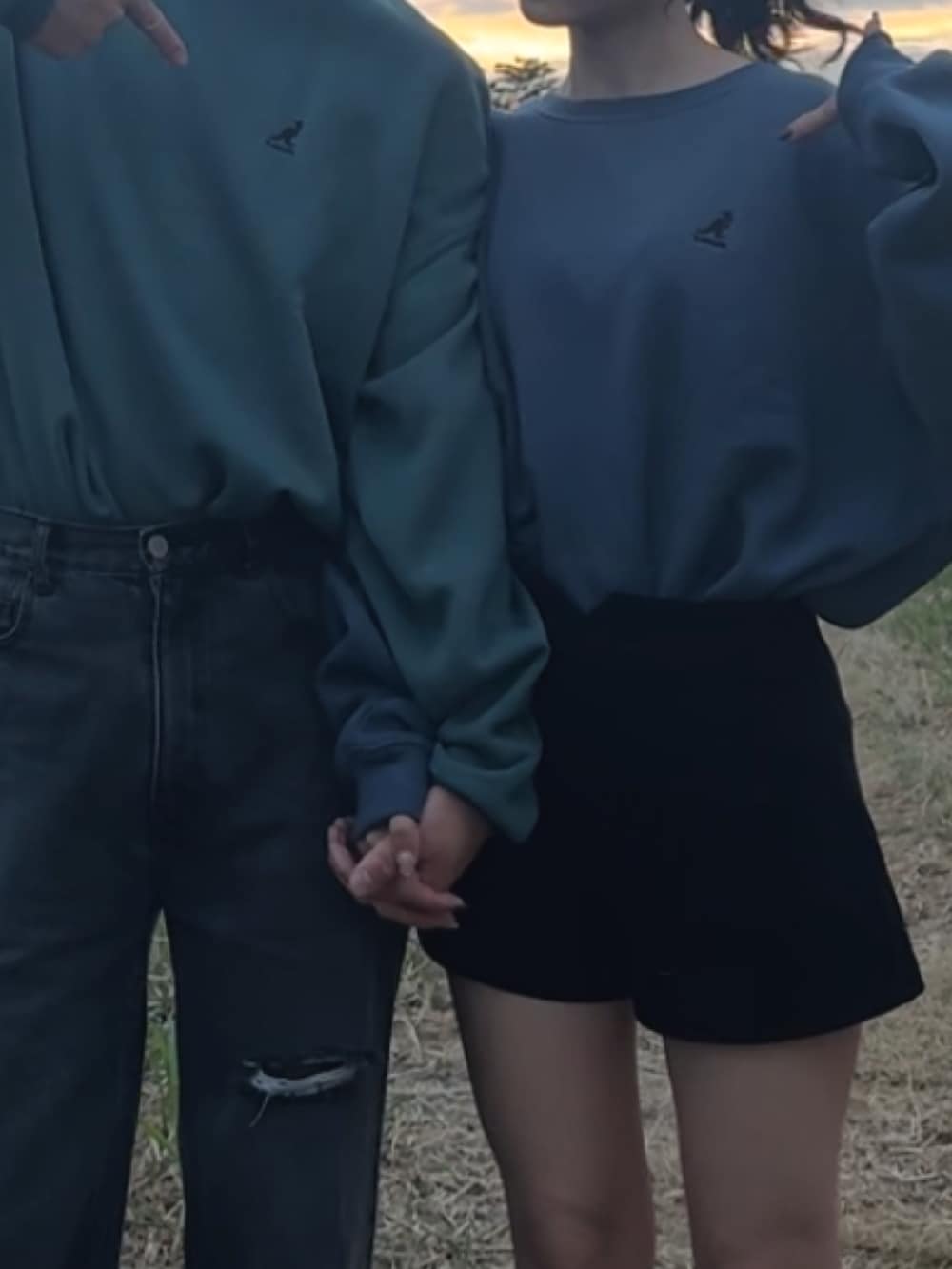 ブラック系のその他パンツ、その他のデニムパンツ、ブルー系のスウェットを着用したレディースの秋コーディネートの5枚目の写真