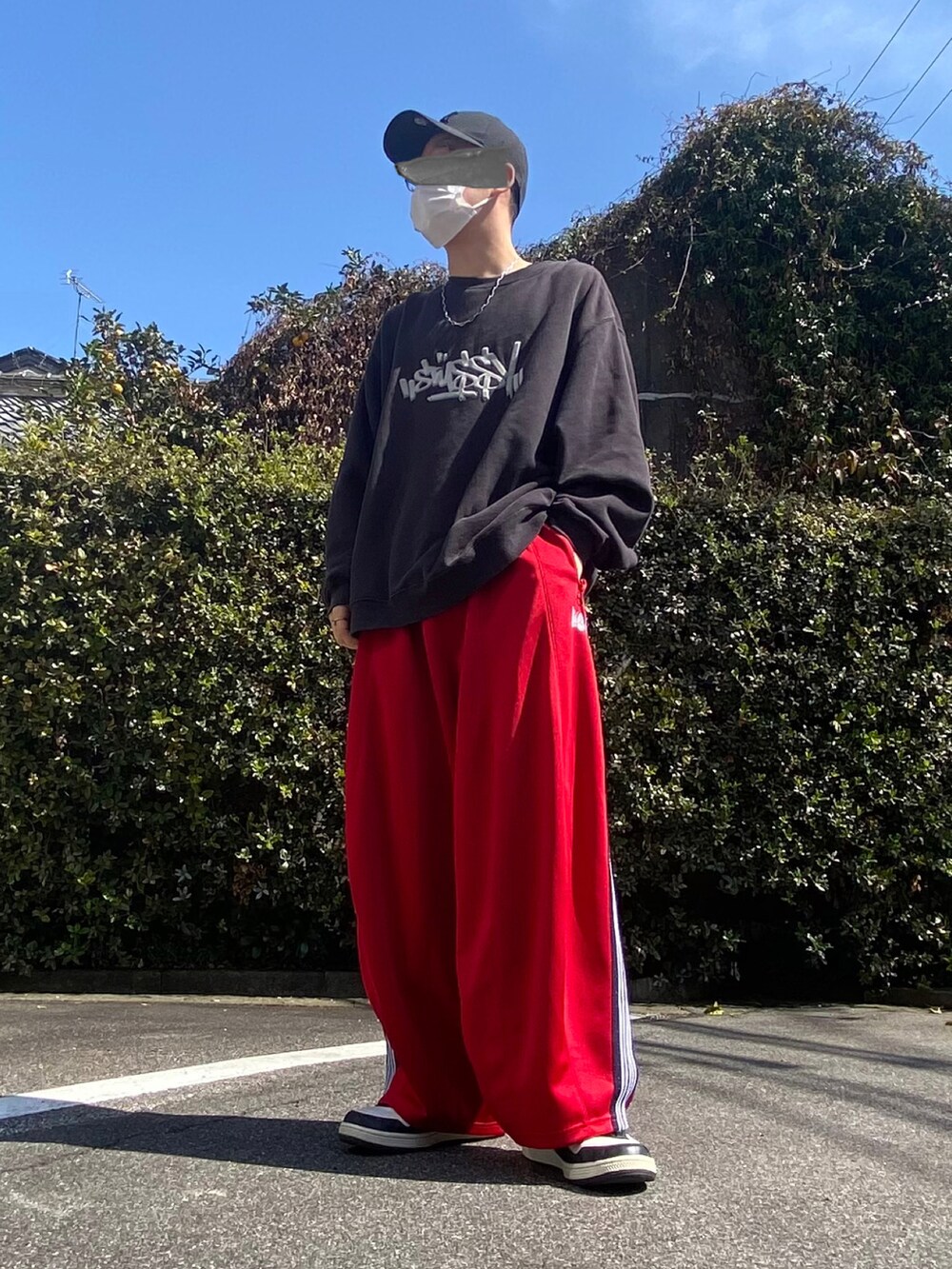 「キャップ、NEW ERA、ニューエラ、スウェット、stussy、NEEDLES、トラックパンツ、ヒザデルパンツ、カラーパンツ、NIKE、ナイキ、古着MIX、ビッグシルエット、オーバーサイズ、春服みてみて」｜「STUSSYのアイテム（スウェット、グレー系）」を使った、ゆう₍ ᐢ. ̫ .ᐢ ₎さん（メンズ・171cm）の春コーディネートの2枚目の写真