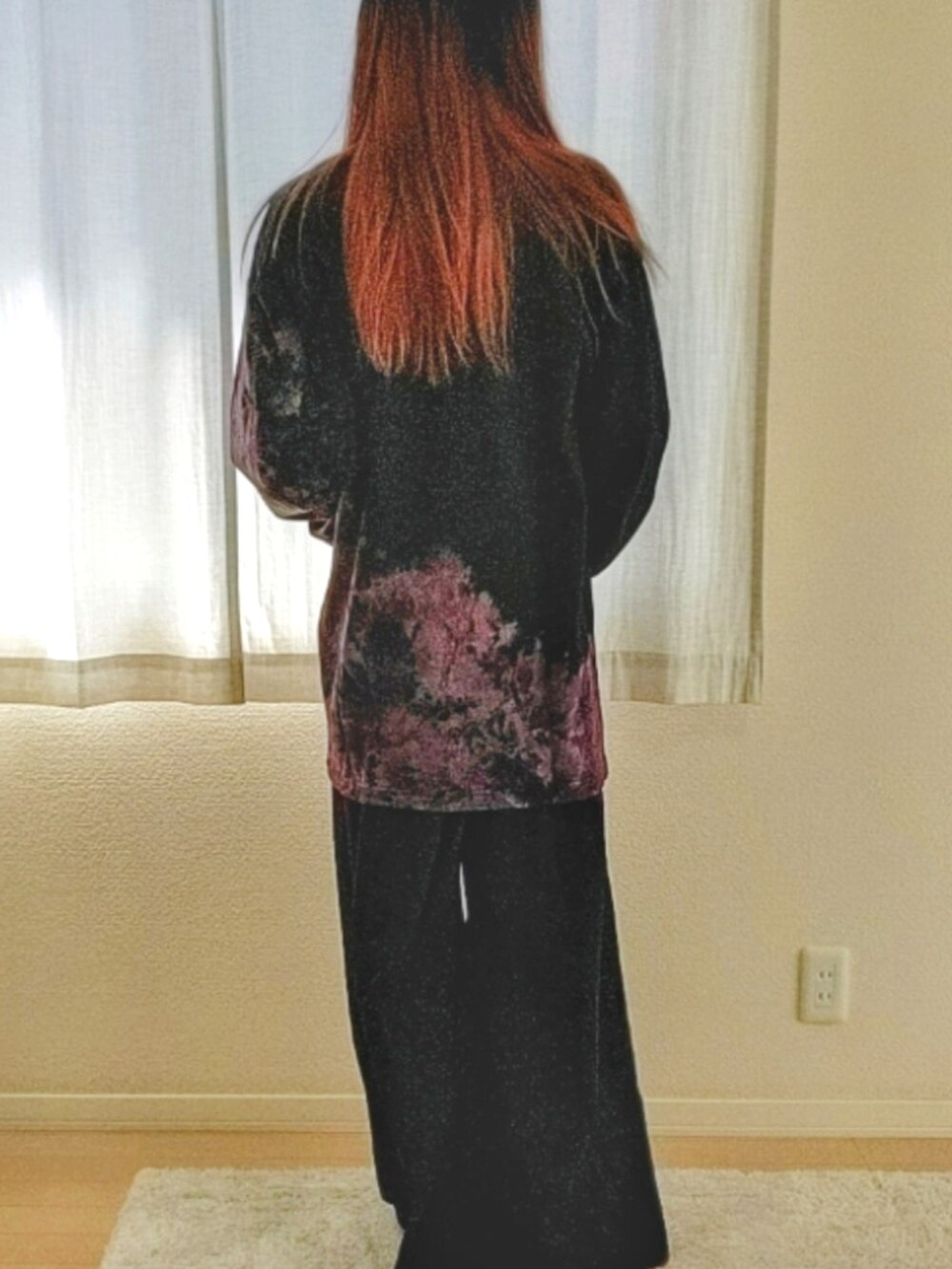 ブラック系のスラックス、ブラック系のTシャツ/カットソーを着用したメンズの春コーディネートの2枚目の写真