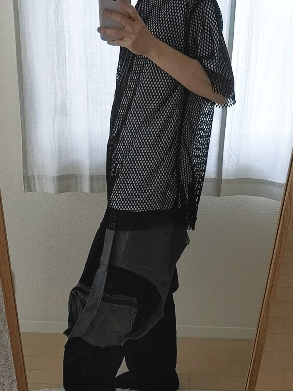 ブラック系のTシャツ/カットソー、ホワイト系のTシャツ/カットソー、ブラック系のカーゴパンツを着用したメンズの夏コーディネートの2枚目の写真