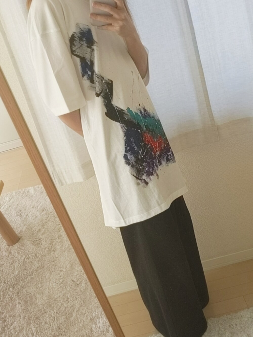 ブラック系のその他パンツ、ホワイト系のTシャツ/カットソーを着用したメンズの夏コーディネートの2枚目の写真