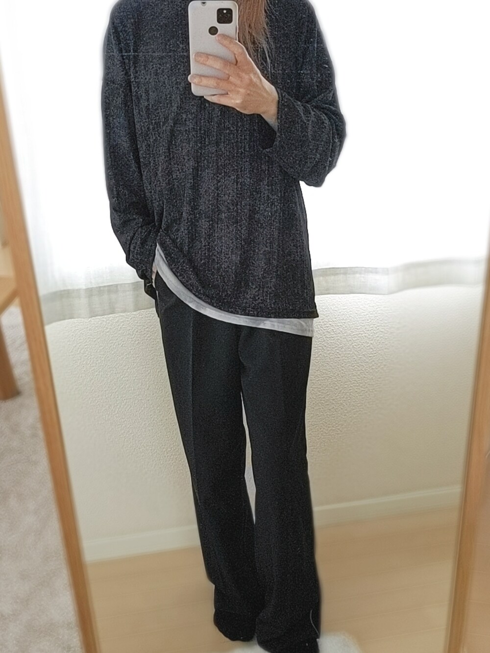 グレー系のTシャツ/カットソー、ブラック系のスラックス、ブラック系のTシャツ/カットソーを着用したメンズの夏コーディネートの2枚目の写真