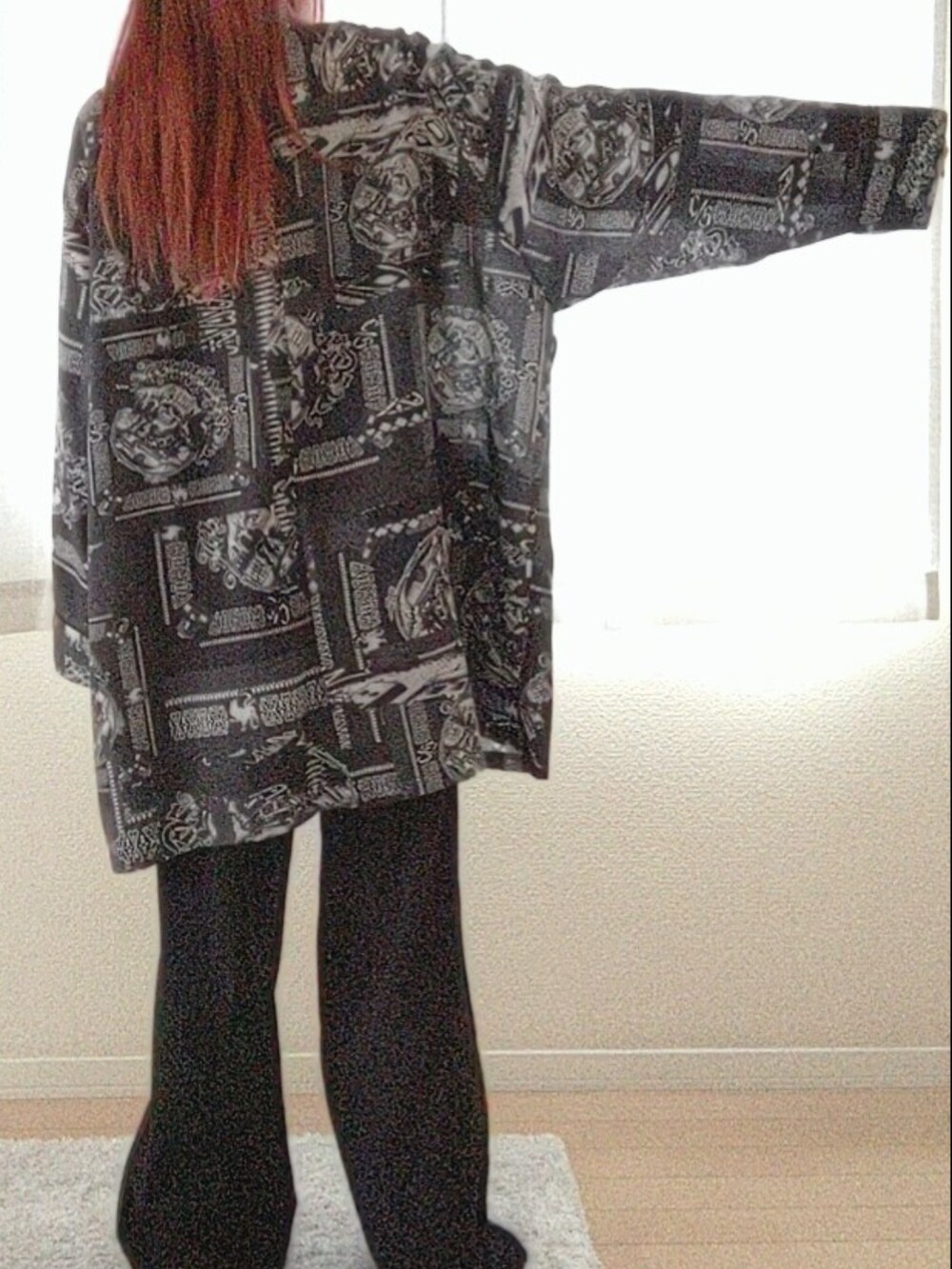 ブラック系のシャツ/ブラウス、ブラック系のスラックスを着用したメンズの春コーディネートの2枚目の写真