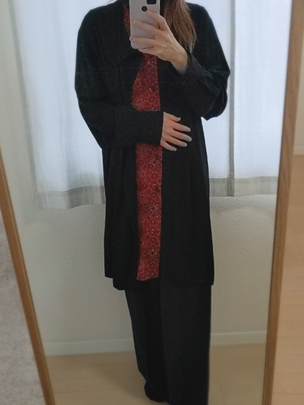 ブラック系のスラックス、ブラック系のシャツ/ブラウスを着用したメンズの夏コーディネートの2枚目の写真