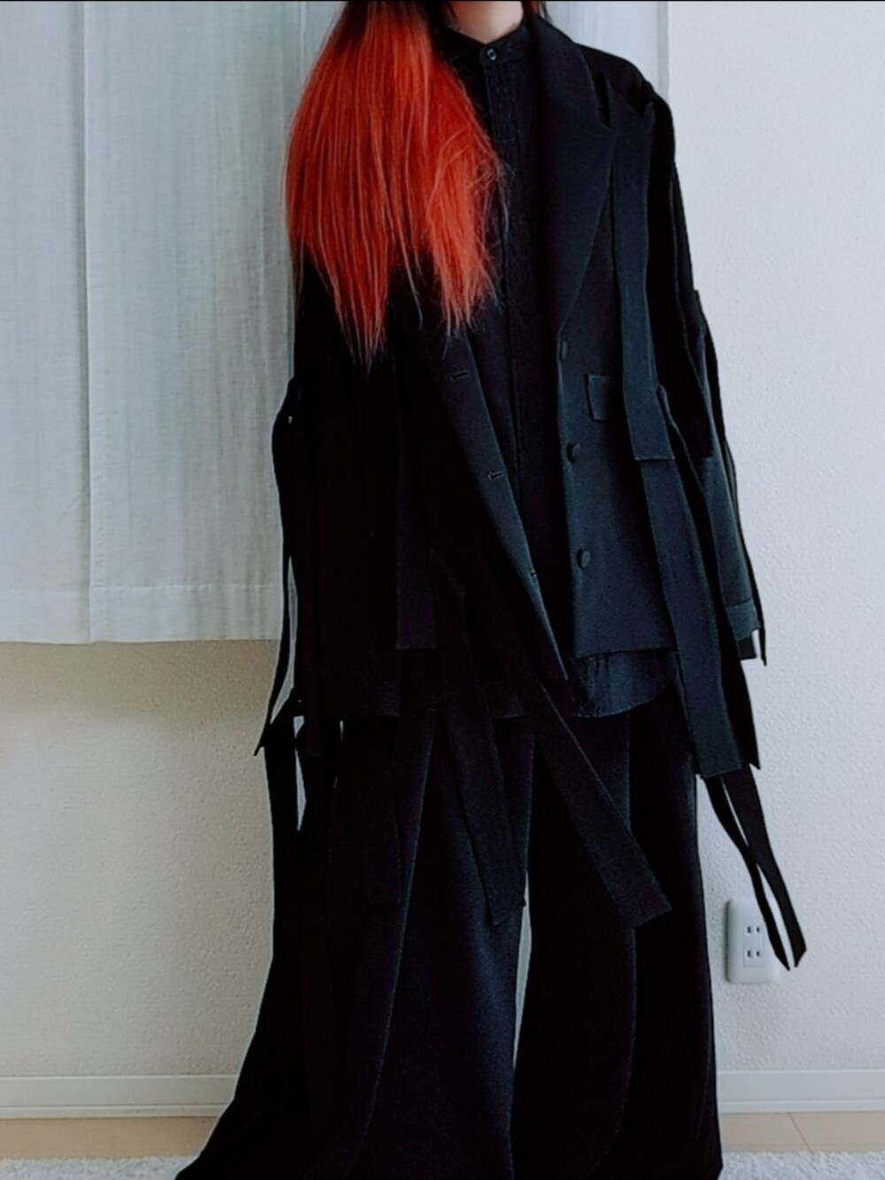 ブラック系のテーラードジャケット、ブラック系のその他パンツを着用したメンズの冬コーディネートの2枚目の写真