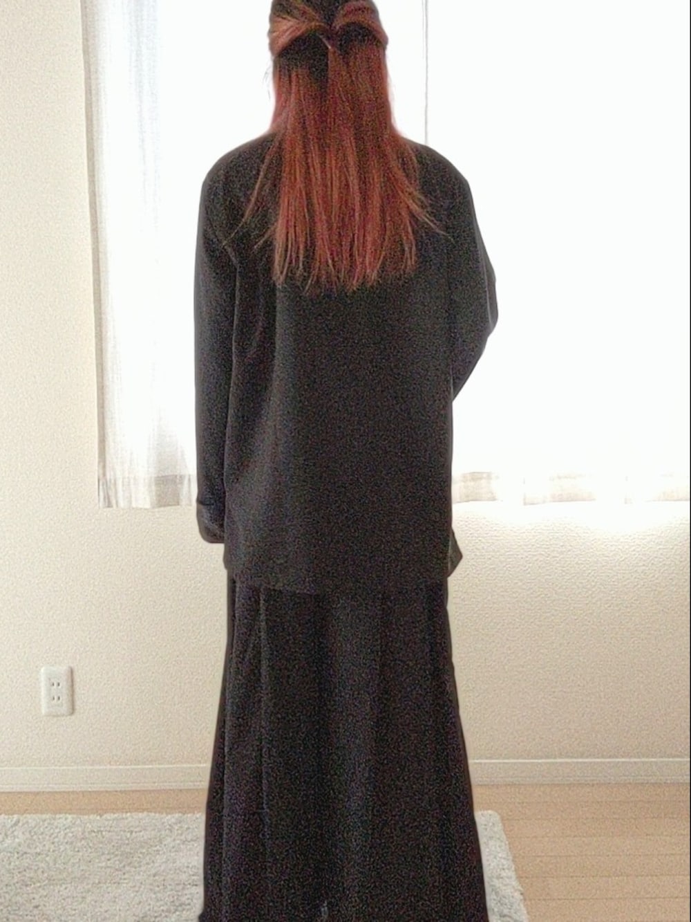 ブラック系のその他パンツを着用したメンズの春コーディネートの2枚目の写真