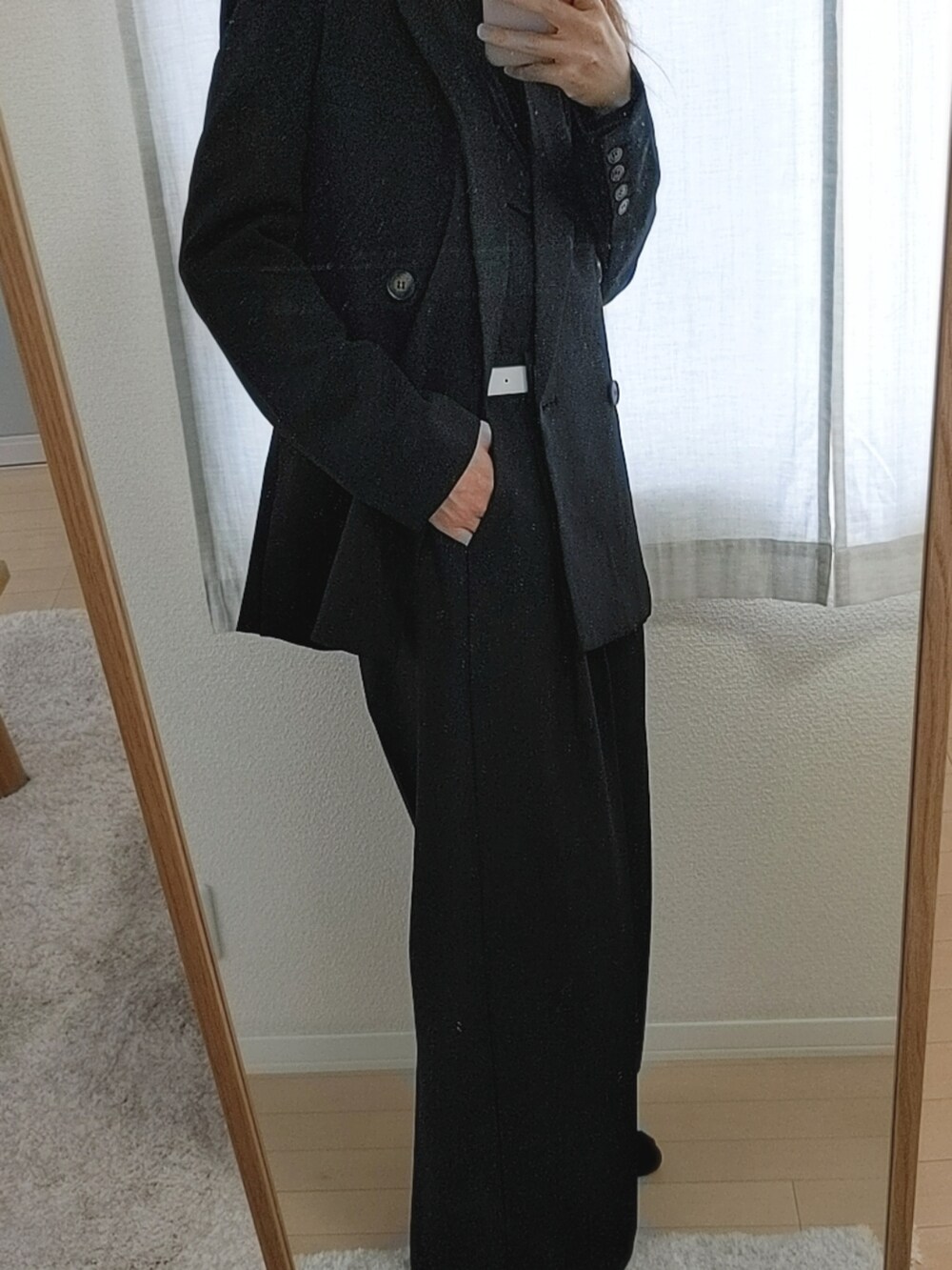 ブラック系のテーラードジャケット、ブラック系のスラックス、ホワイト系のベルトを着用したメンズの夏コーディネートの2枚目の写真