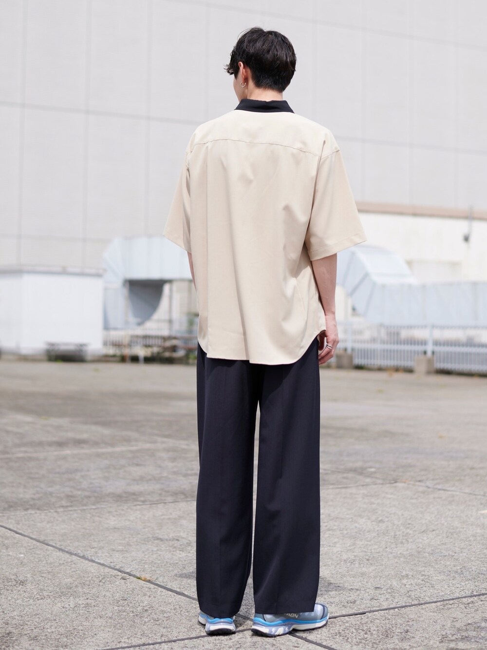 ベージュ系のシャツ/ブラウス、その他のスラックスを着用したメンズの春コーディネートの3枚目の写真