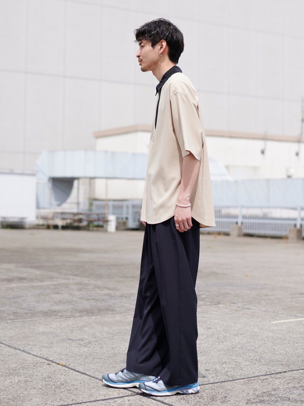 ベージュ系のシャツ/ブラウス、その他のスラックスを着用したメンズの春コーディネートの2枚目の写真