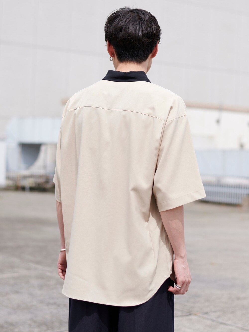 ベージュ系のシャツ/ブラウス、その他のスラックスを着用したメンズの春コーディネートの5枚目の写真