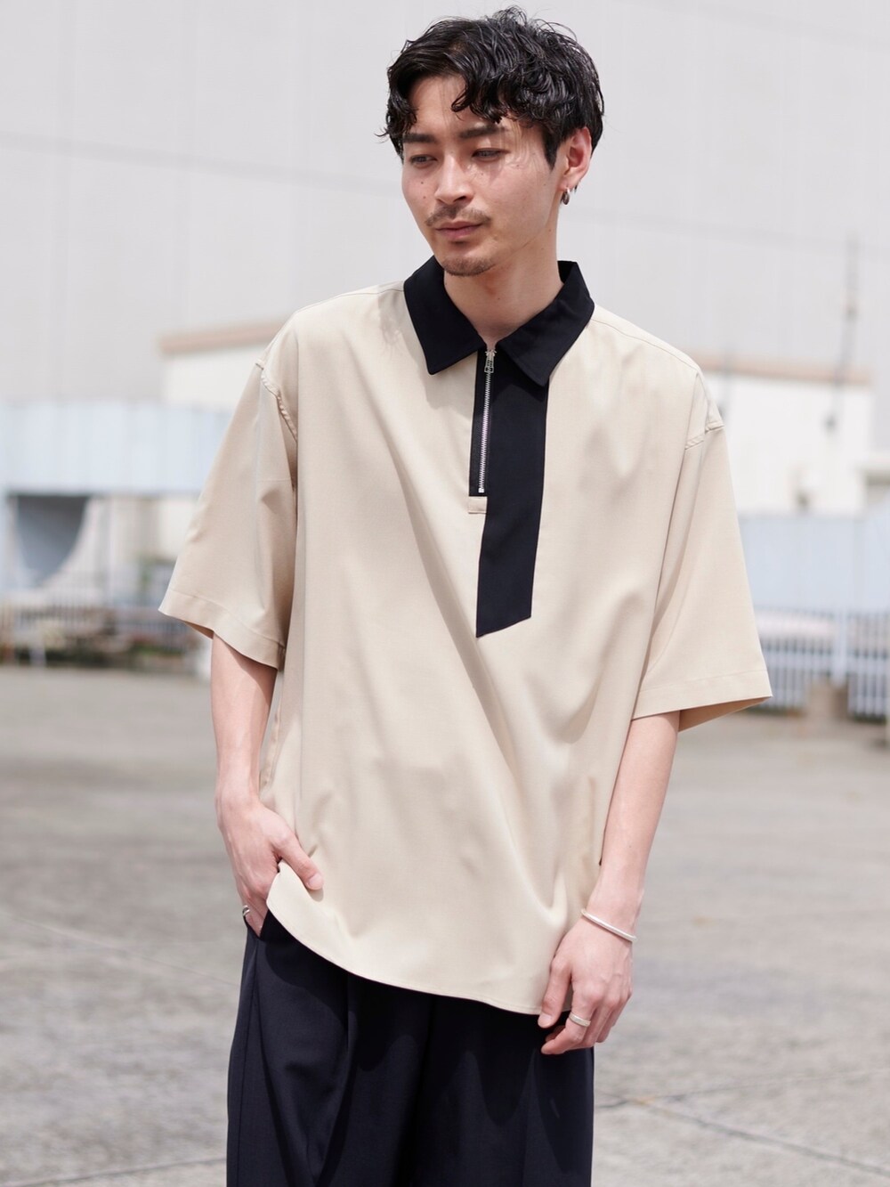 ベージュ系のシャツ/ブラウス、その他のスラックスを着用したメンズの春コーディネートの4枚目の写真