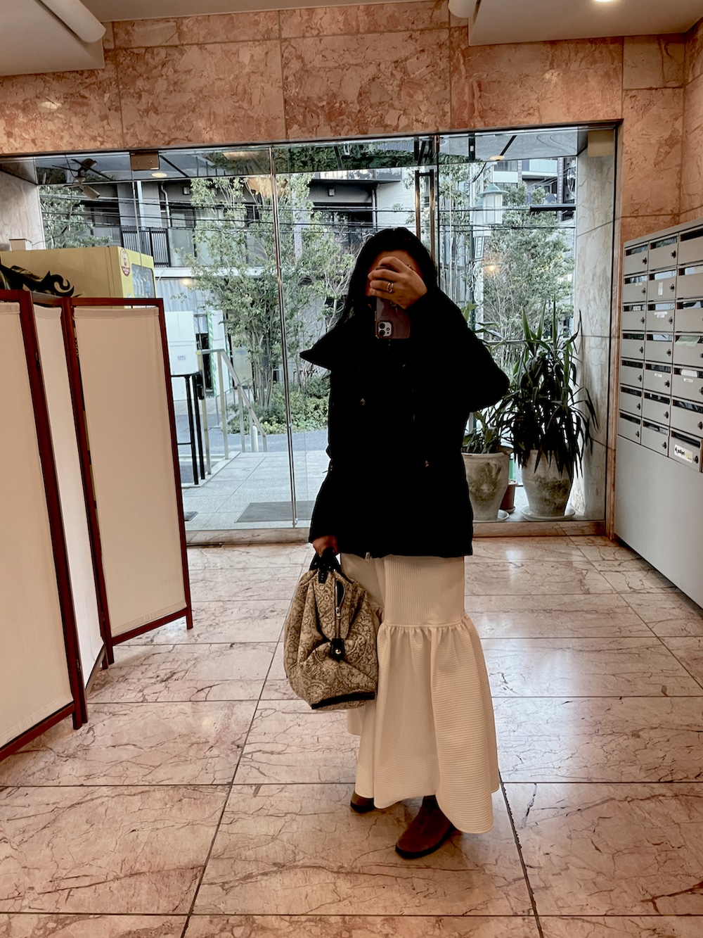 「私の推しブランド、カジュアルコーデ、休日スタイル、オトナ女子、ラクチンコーデ、オトナカジュアル、ootd、レイヤードスタイル、低身長、キレイめ、いいね、save、フォローお願いします🤑、ショートブーツ、モノトーンコーデ、キレイめコーデ、水沢ダウン」｜「A VACATIONのアイテム（ボストンバッグ、グレー系）」を使った、marushiaさん（レディース・154cm）の冬コーディネートの2枚目の写真