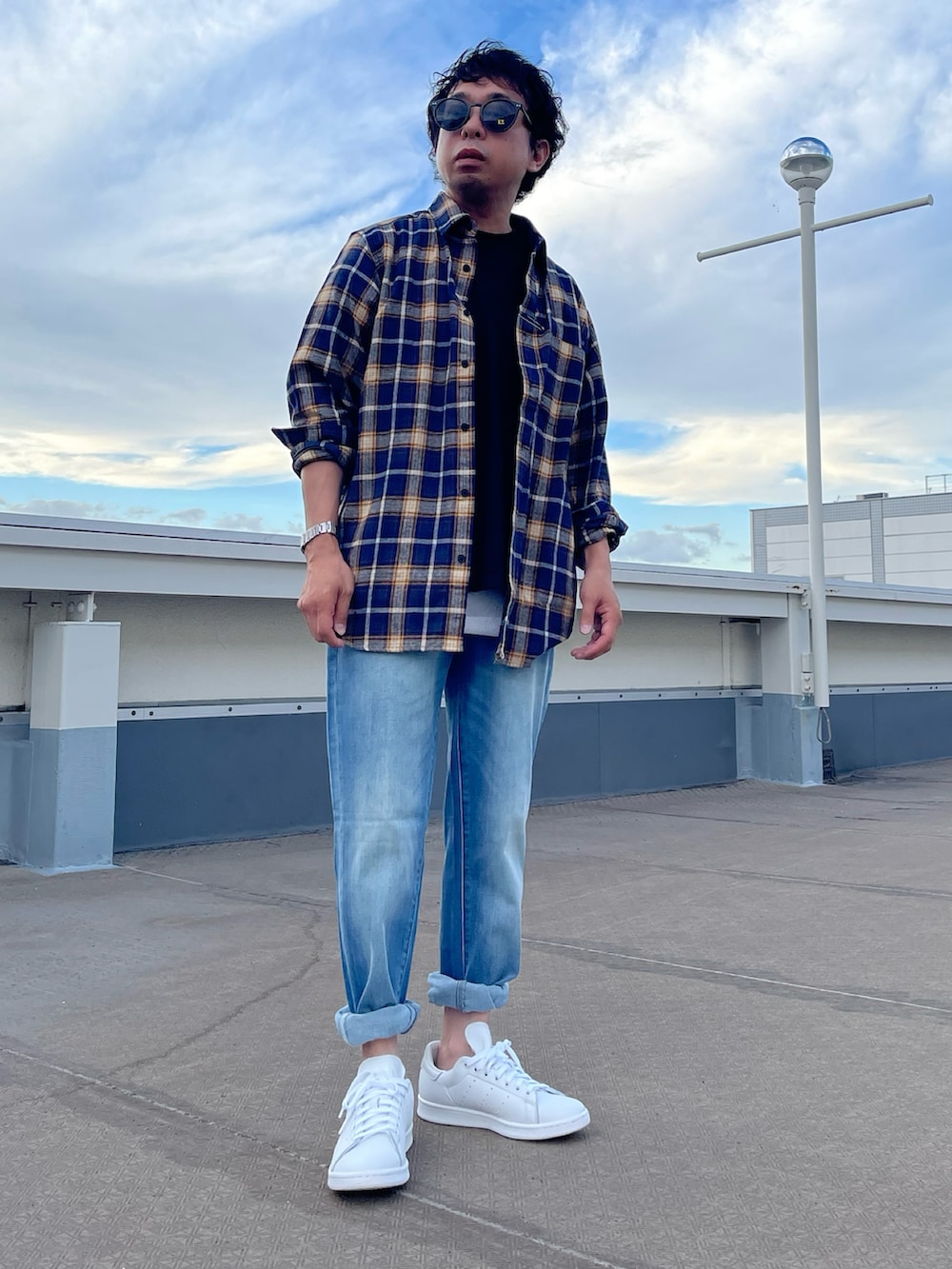 ブルー系のデニムパンツ、ホワイト系のスニーカー、ブルー系のシャツ/ブラウスを着用したメンズの秋コーディネートの2枚目の写真