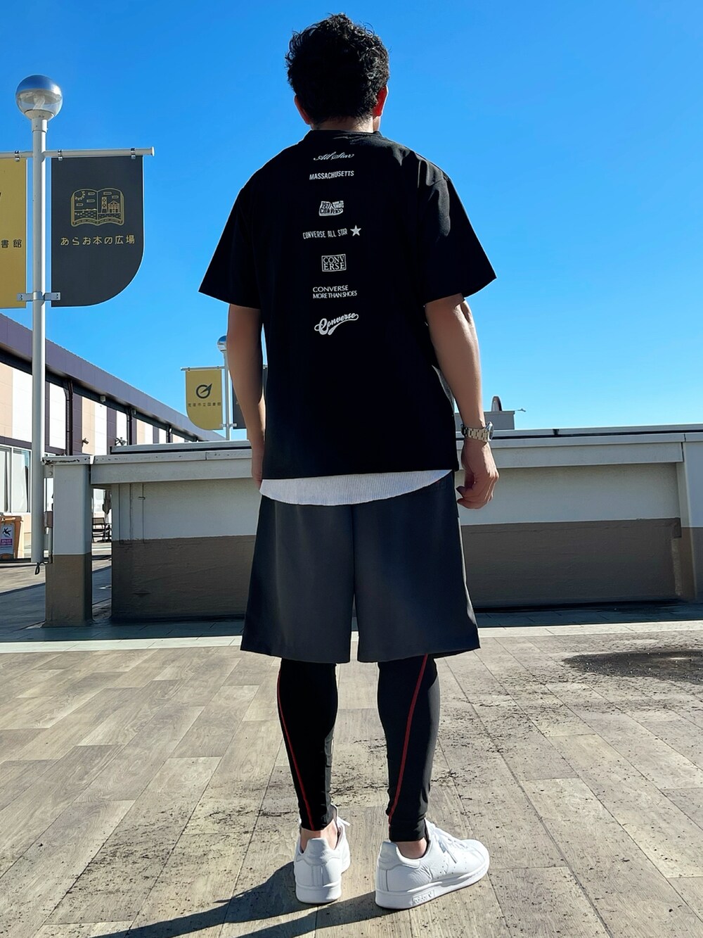 ブラック系のTシャツ/カットソー、グレー系のその他パンツ、ホワイト系のスニーカーを着用したメンズの夏コーディネートの2枚目の写真