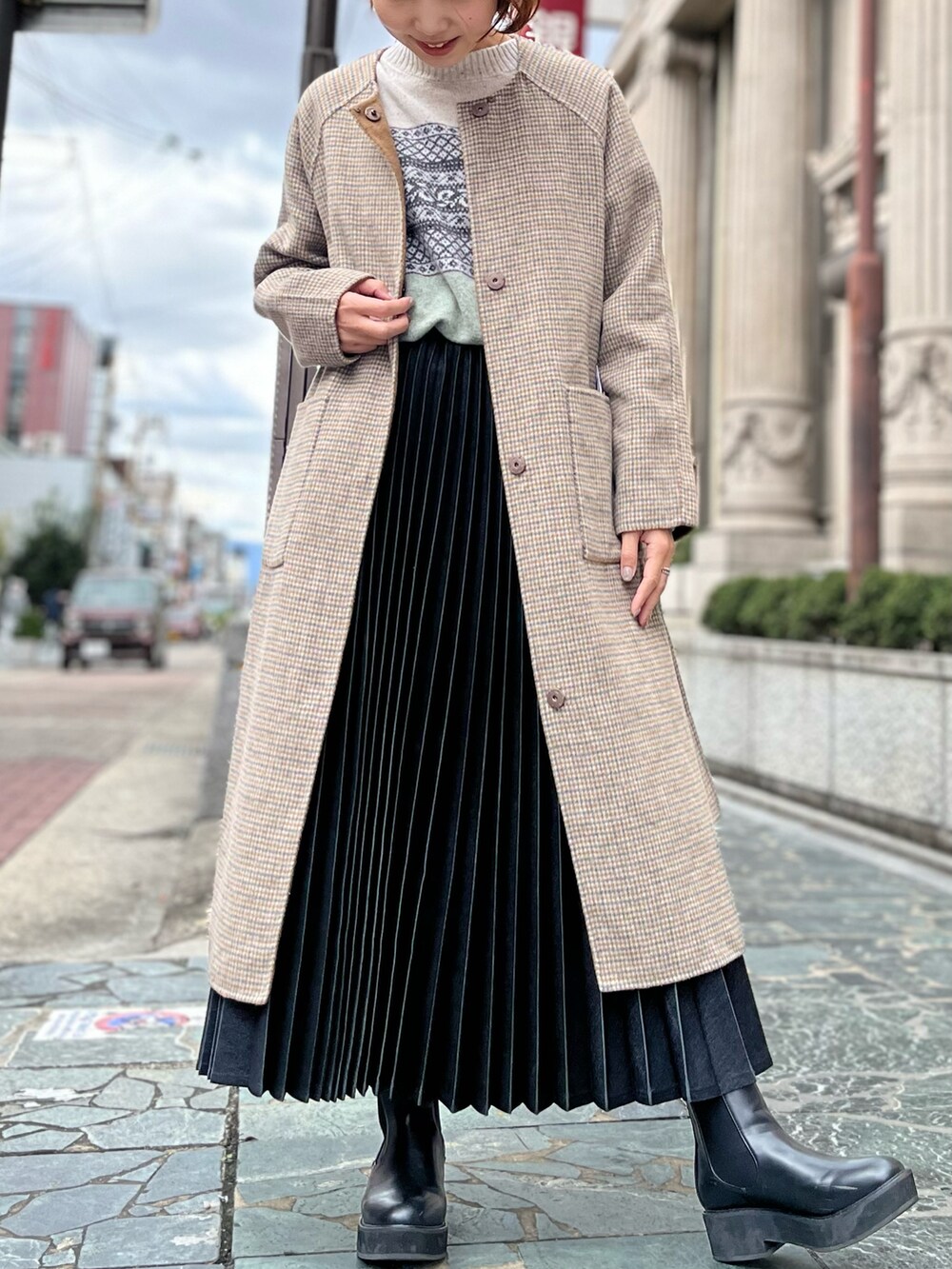 「秋、今日のコーデ、秋のコーデ、秋服、ootd、ブーツ、きれいめカジュアル、ニット/セーター、カジュアルコーデ、大人かわいい、チェック柄に恋してる、オトナカジュアル、ノルディック柄、ノルディックセーター、チェックコート」｜「BEATRICEのアイテム（デニムスカート、ブルー系）」を使った、vingtaine0cordierさん（レディース・158cm）の秋コーディネートの2枚目の写真