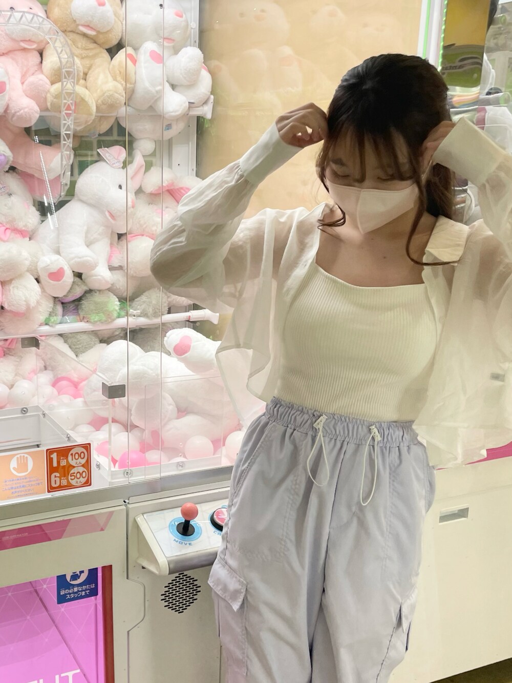 ホワイト系のシャツ/ブラウス、パープル系のカーゴパンツ、ホワイト系のサンダルを着用したレディースの春コーディネートの2枚目の写真