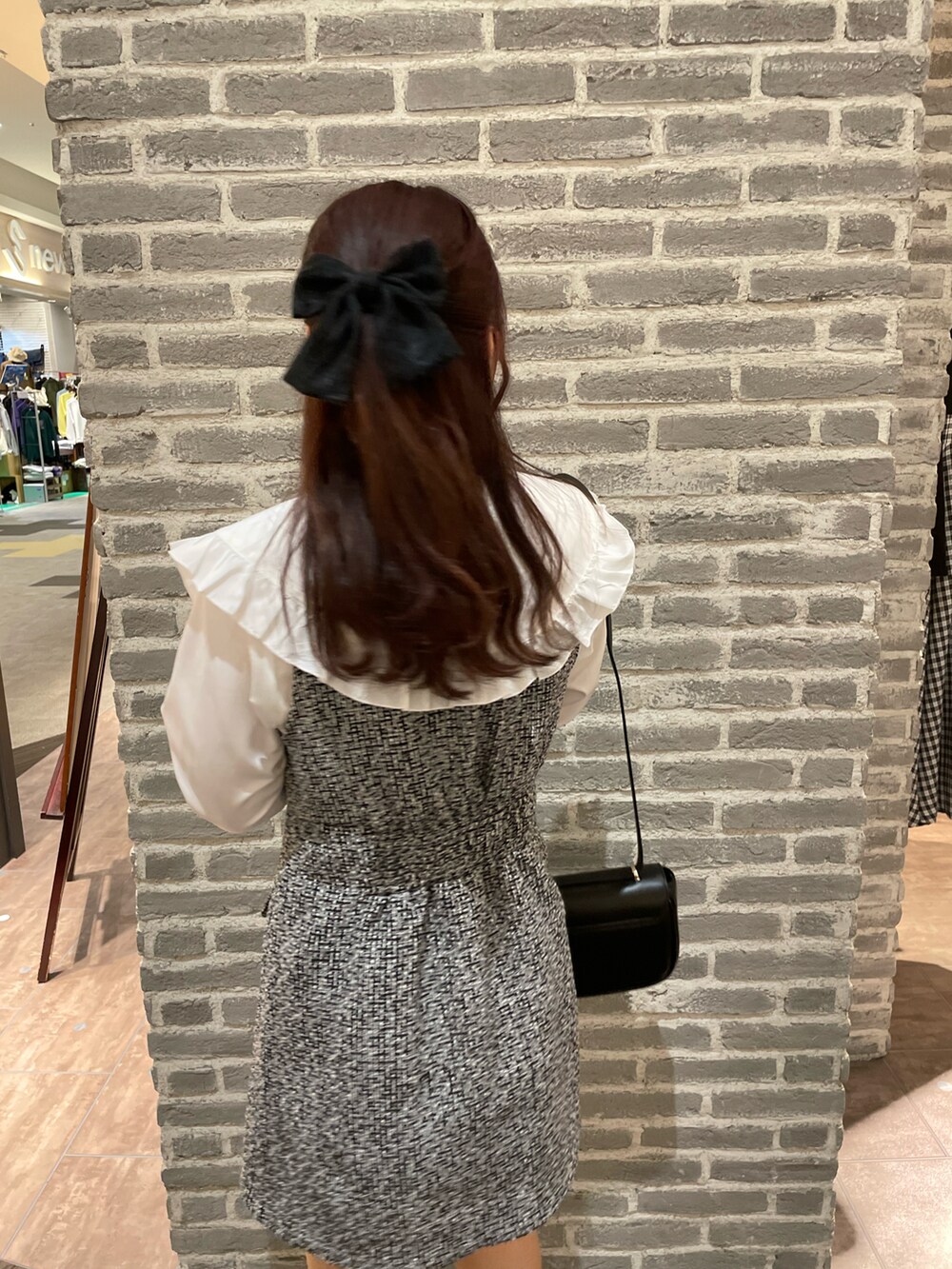 ホワイト系のシャツ/ブラウス、ブラック系のワンピース、ブラック系のローファーを着用したレディースの冬コーディネートの2枚目の写真