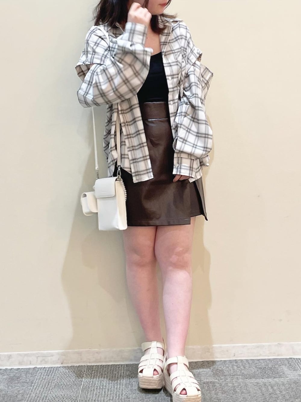 ホワイト系のシャツ/ブラウス、ブラウン系のスカート、ホワイト系のショルダーバッグを着用したレディースの夏コーディネートの2枚目の写真
